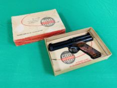 BOXED CROSMAN 600 SEMI-AUTOMATIC AIR PISTOL WITH ORIGINAL CLEARING ROD, AND SALES TAG (.