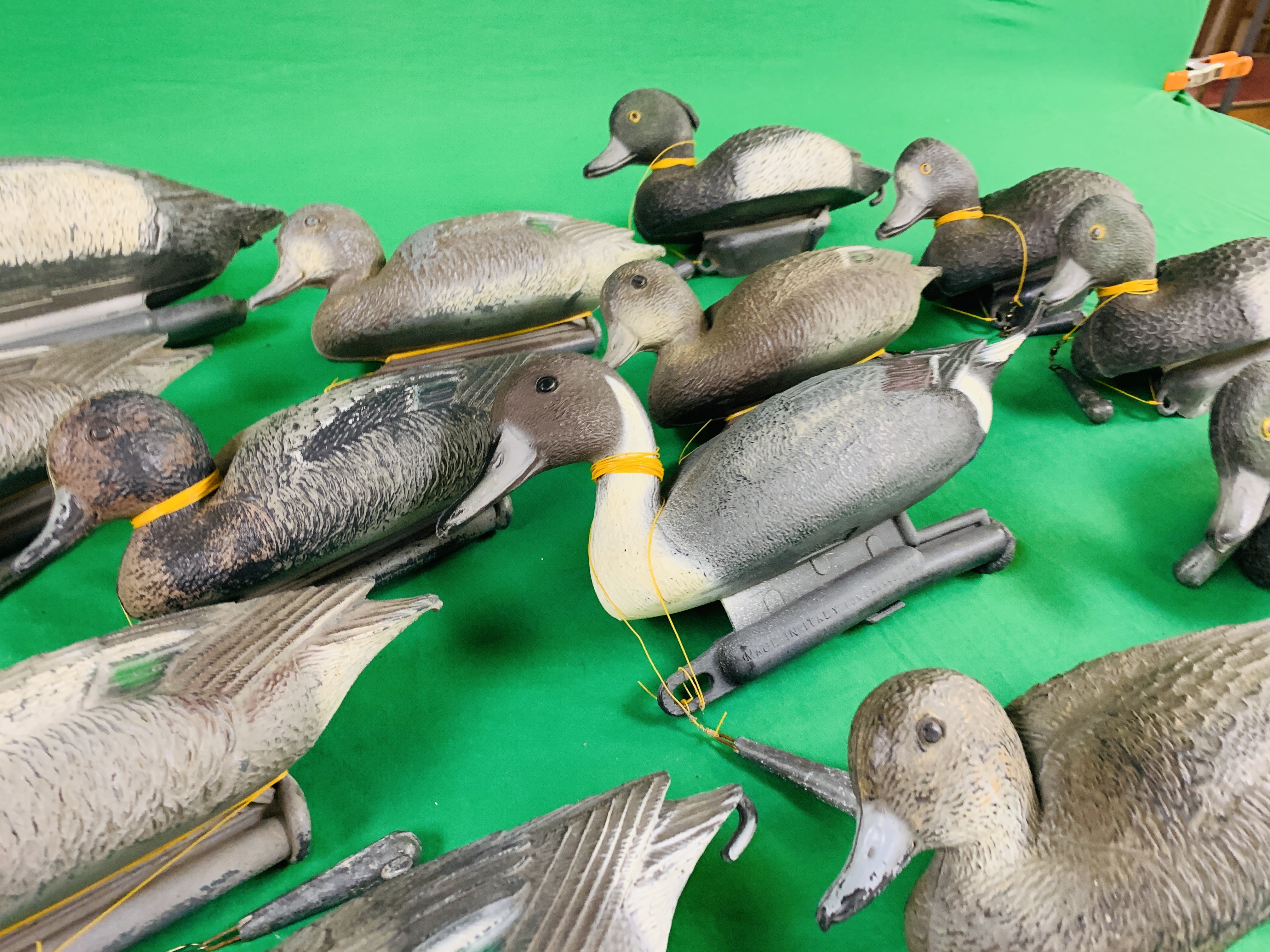 16 X DECOY DUCKS (7 WIDGEON, 1 PINTAIL, - Image 7 of 13