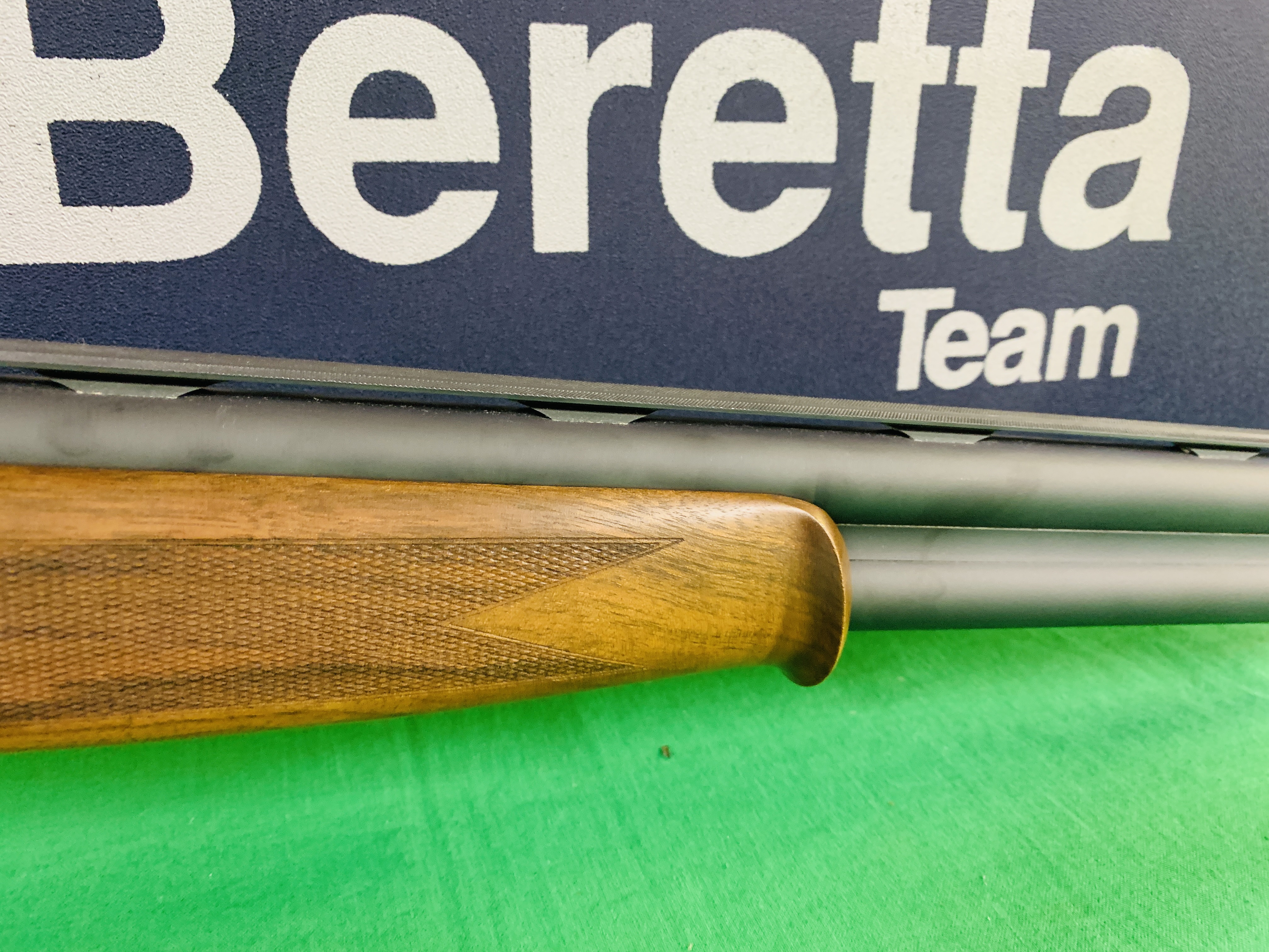 BERETTA 12G OVER AND UNDER SHOTGUN MODEL 687 S/N N68555B WITH FIVE CHOKES, CARTRIDGE BAG, - Image 6 of 17