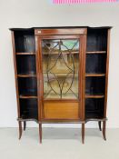 AN EDWARDIAN MAHOGANY CABINET THE CENTRAL GLAZED DISPLAY FLANKED BY SHELVES W 142CM, H 168CM,