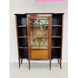 AN EDWARDIAN MAHOGANY CABINET THE CENTRAL GLAZED DISPLAY FLANKED BY SHELVES W 142CM, H 168CM,