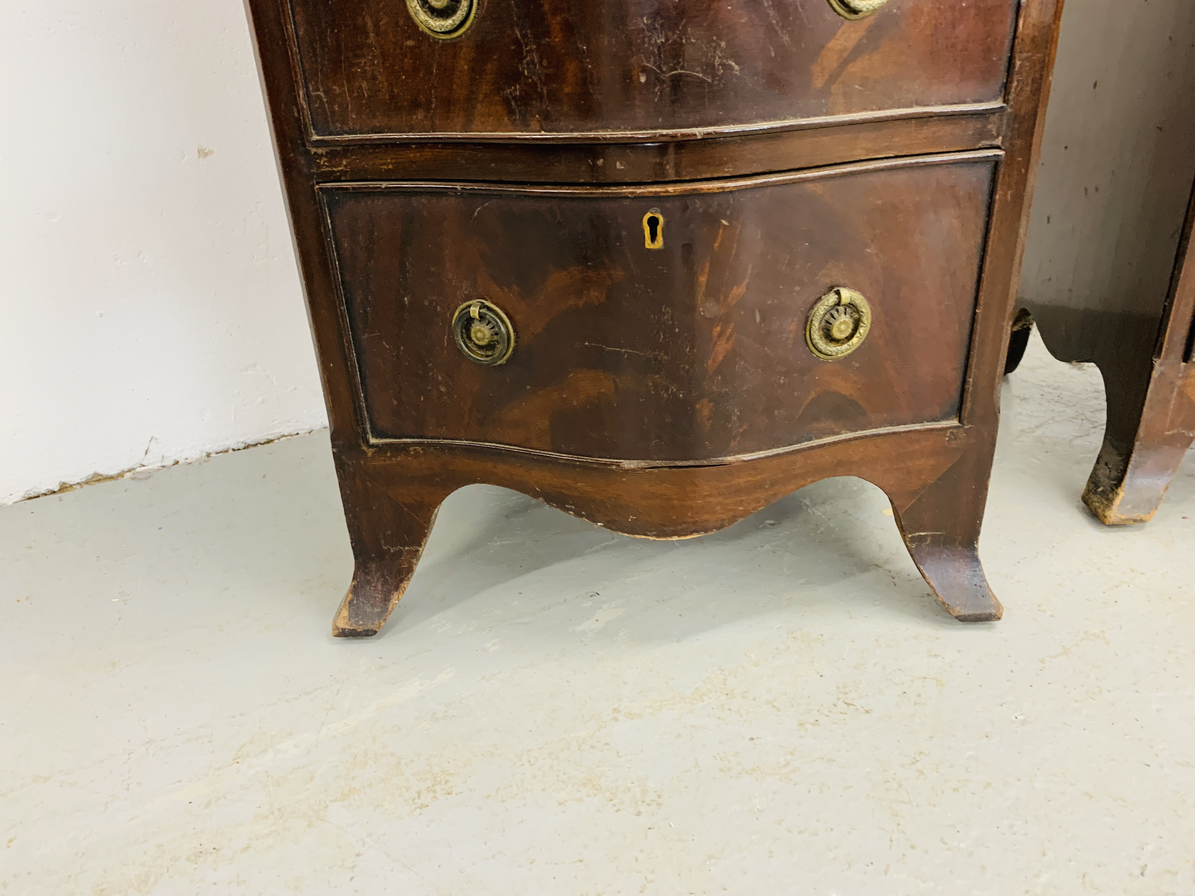 A PAIR OF REPRODUCTION MAHOGANY FINISH SERPENTINE FIVE DRAWER CHESTS - Image 9 of 10