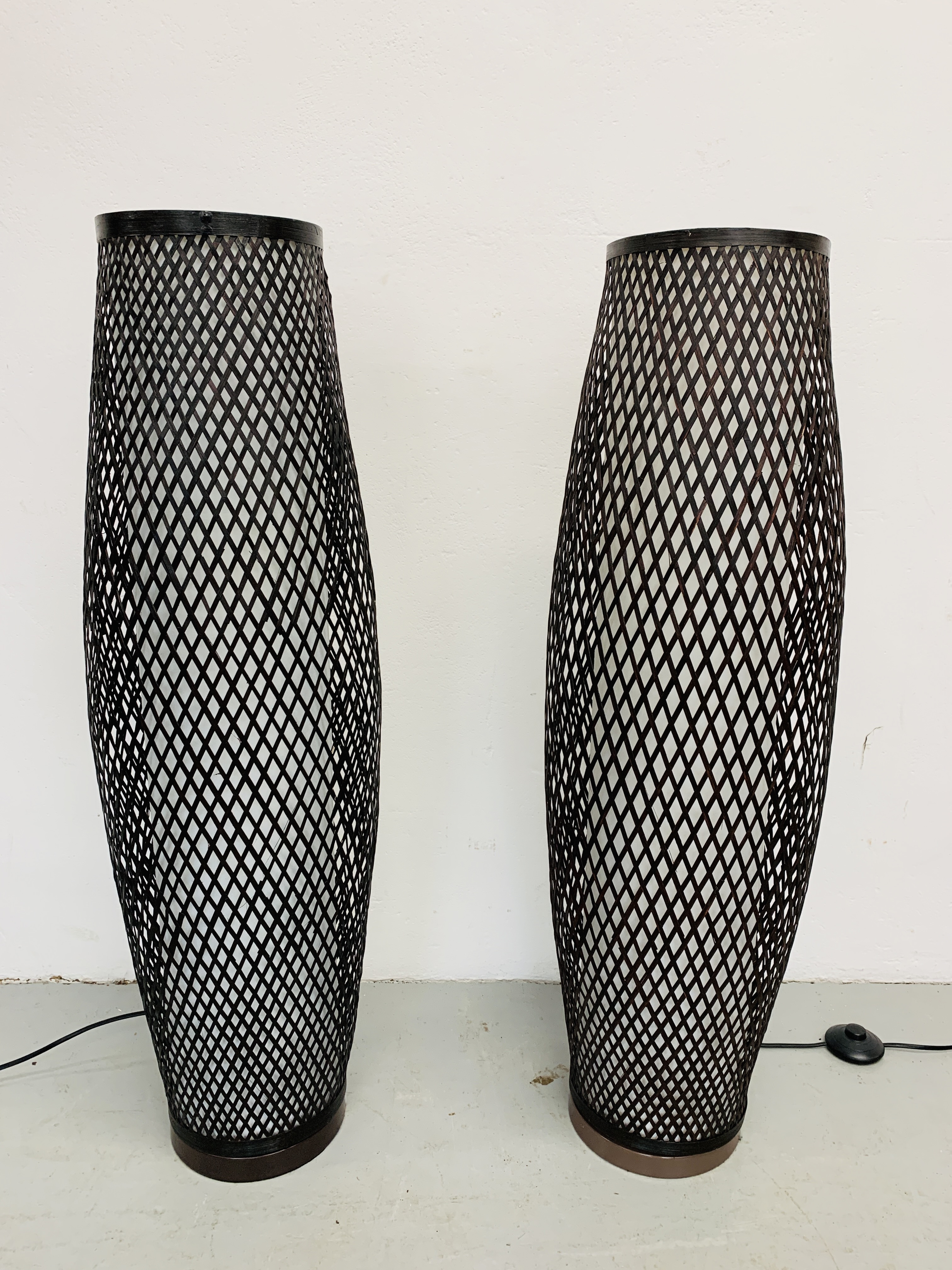 A PAIR OF WOVEN METAL CRAFT FLOOR STANDING LAMPS - HEIGHT 94CM - SOLD AS SEEN