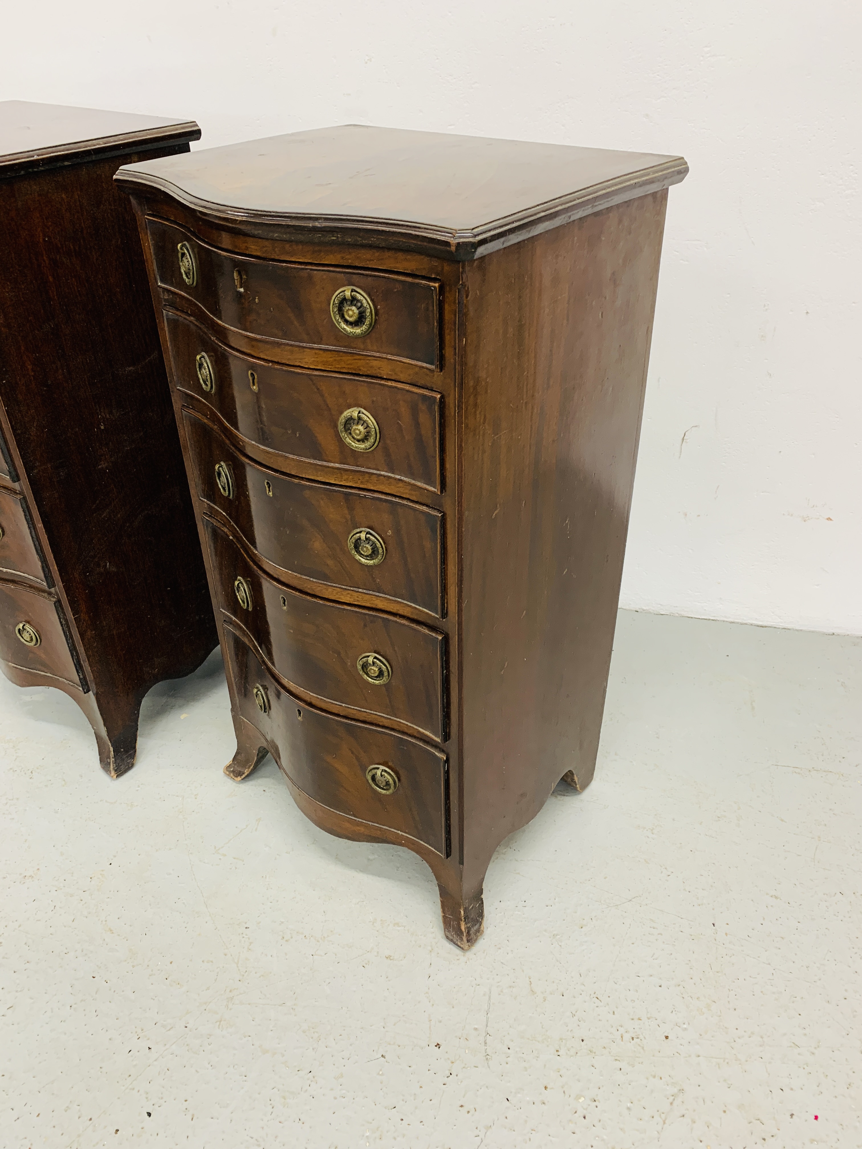 A PAIR OF REPRODUCTION MAHOGANY FINISH SERPENTINE FIVE DRAWER CHESTS - Image 2 of 10