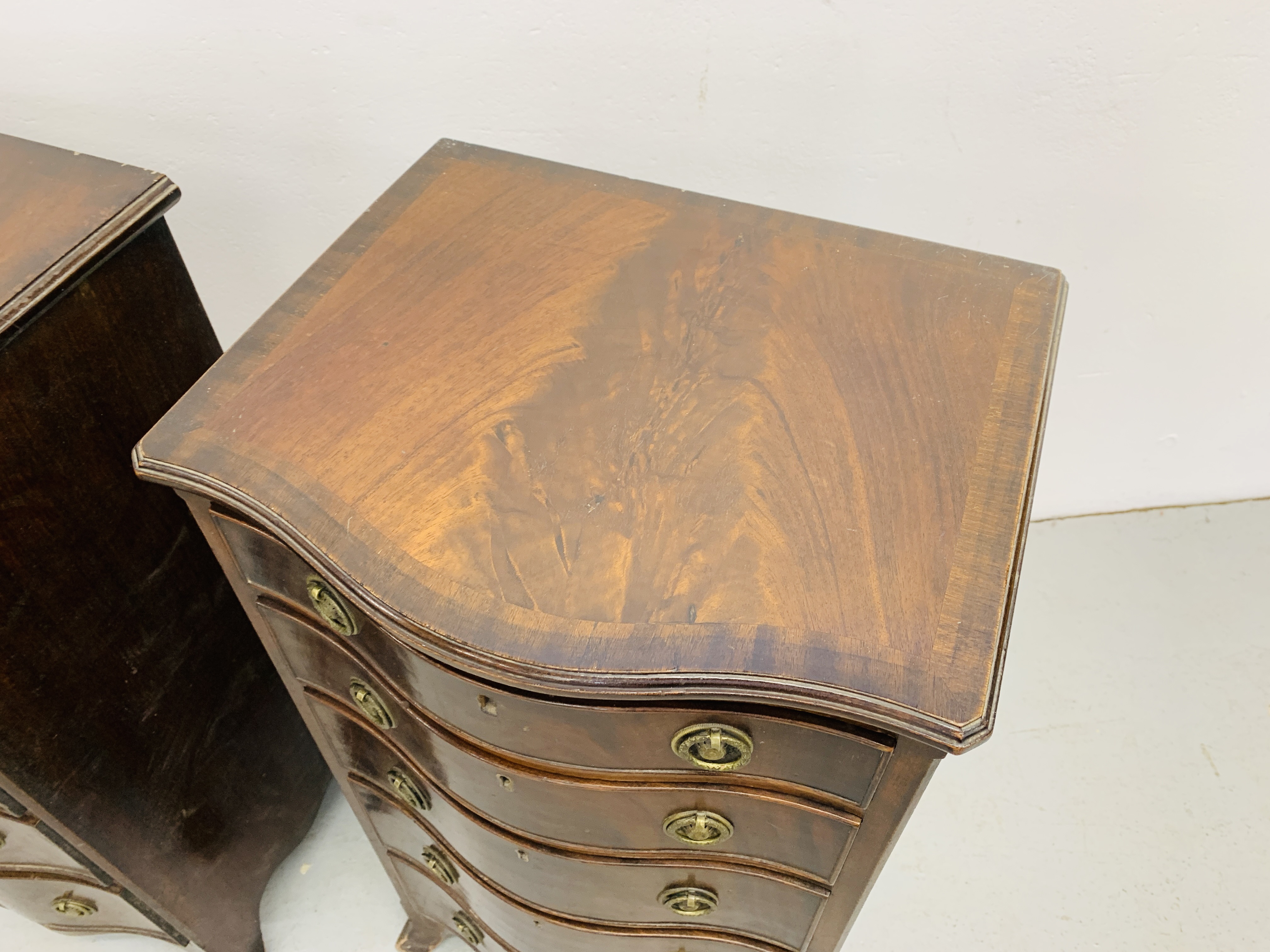 A PAIR OF REPRODUCTION MAHOGANY FINISH SERPENTINE FIVE DRAWER CHESTS - Image 3 of 10