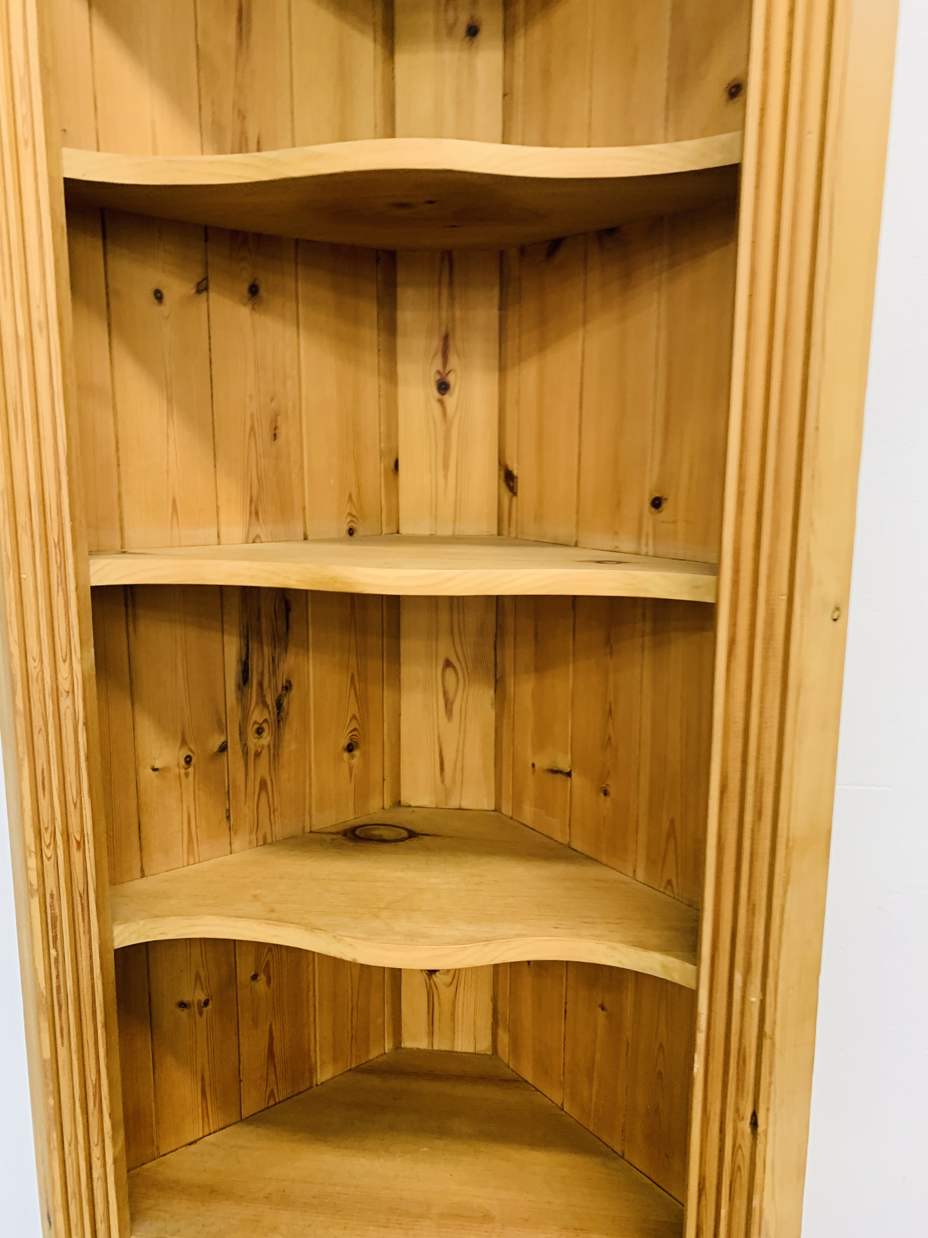 A WAXED PINE FULL HEIGHT CORNER SHELF UNIT WITH CABINET TO BASE H 198CM, - Image 4 of 4