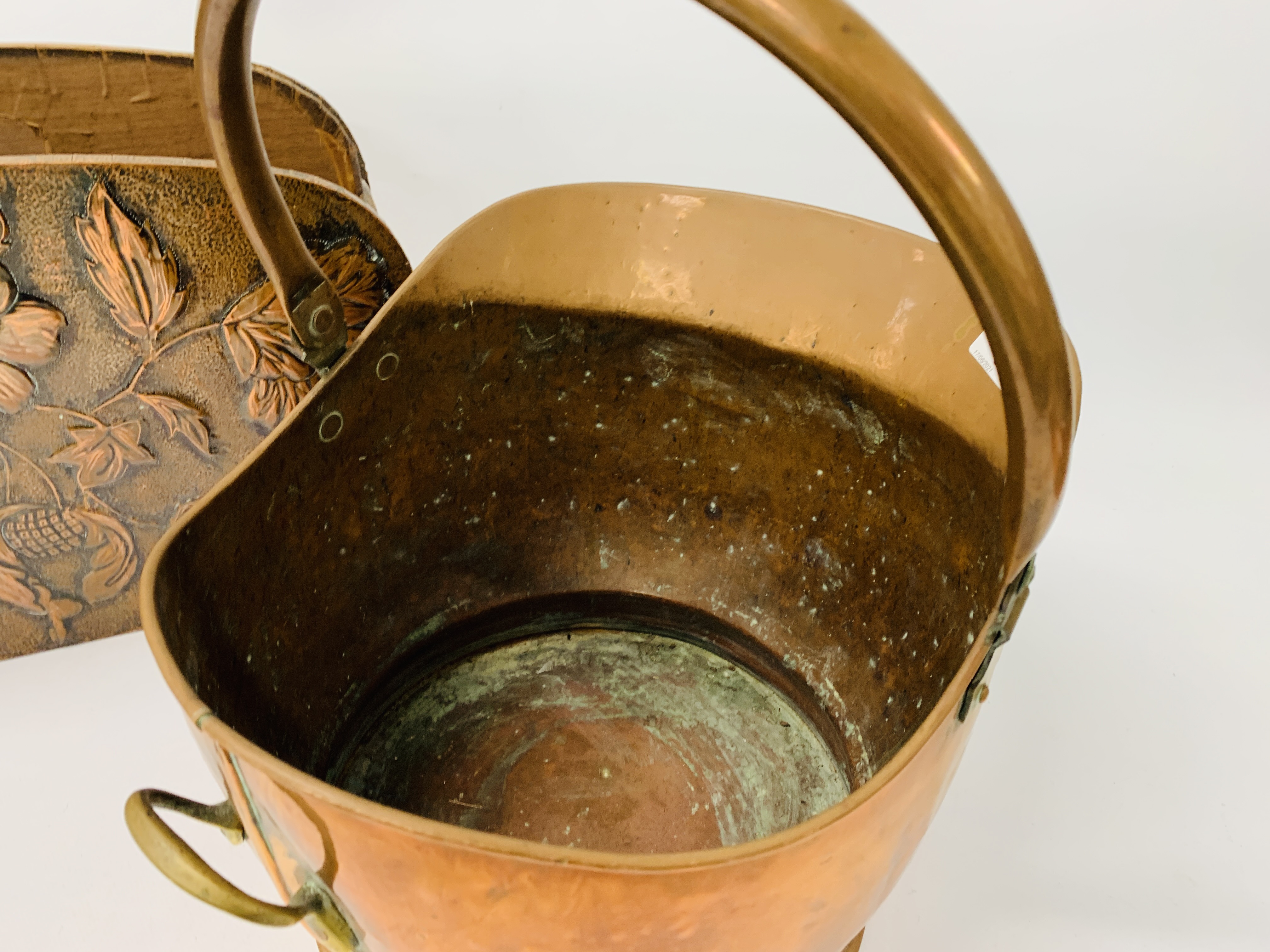 VINTAGE COPPER COAL BUCKET ALONG WITH A VINTAGE MAGAZINE RACK WITH FLORAL COPPER EMBOSSED DETAIL - Image 5 of 5