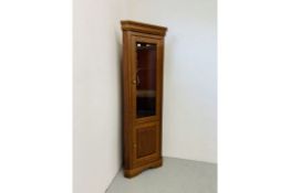 A MODERN QUALITY G PLAN TWO DOOR CORNER CABINET WITH GLAZED TOP W 63CM H 195CM