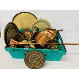 A BOX CONTAINING EXTENSIVE COLLECTION OF BRASS AND COPPERWARES TO INCLUDE TRAYS, VASES, SKILLETS,