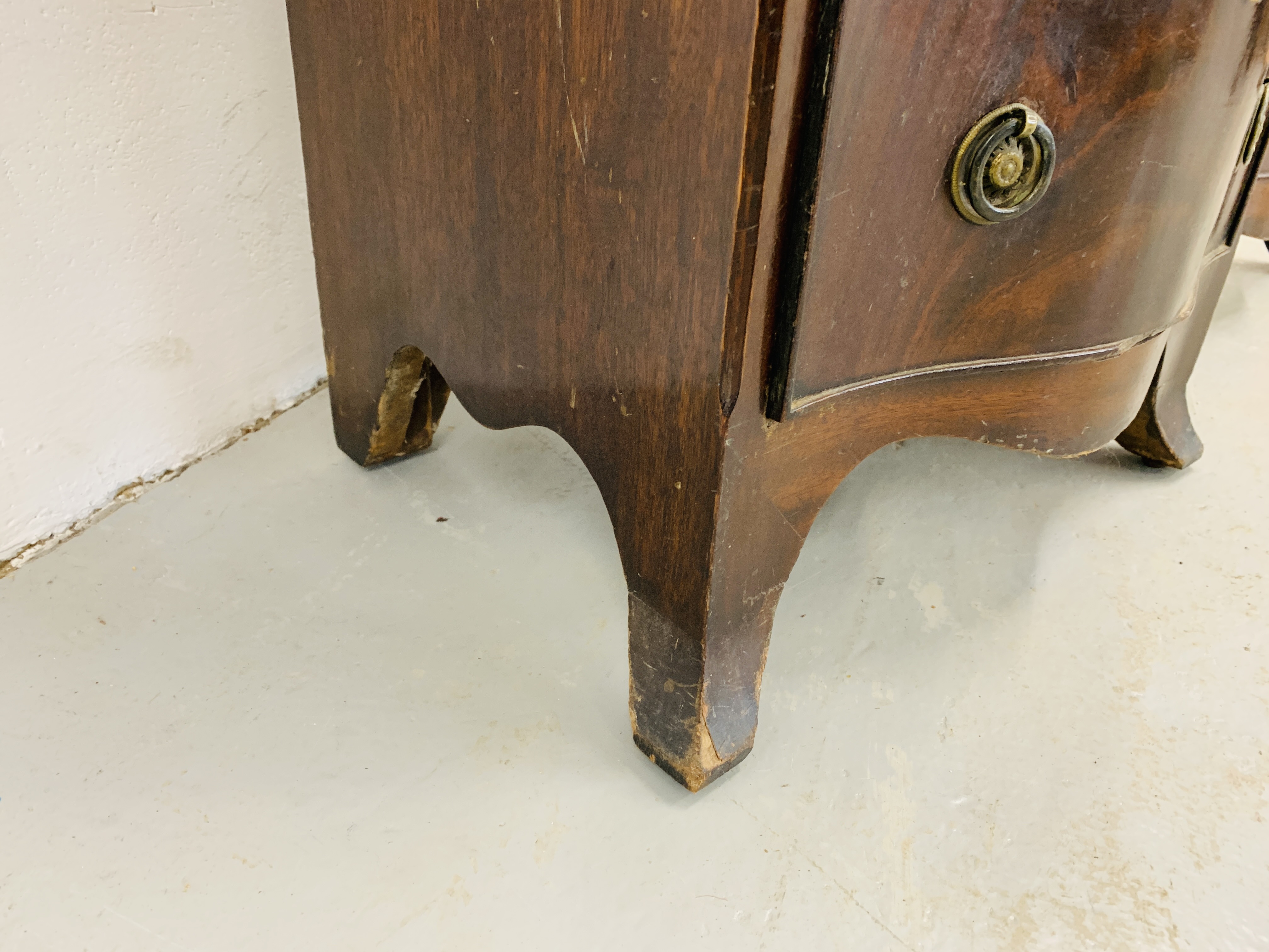 A PAIR OF REPRODUCTION MAHOGANY FINISH SERPENTINE FIVE DRAWER CHESTS - Image 10 of 10