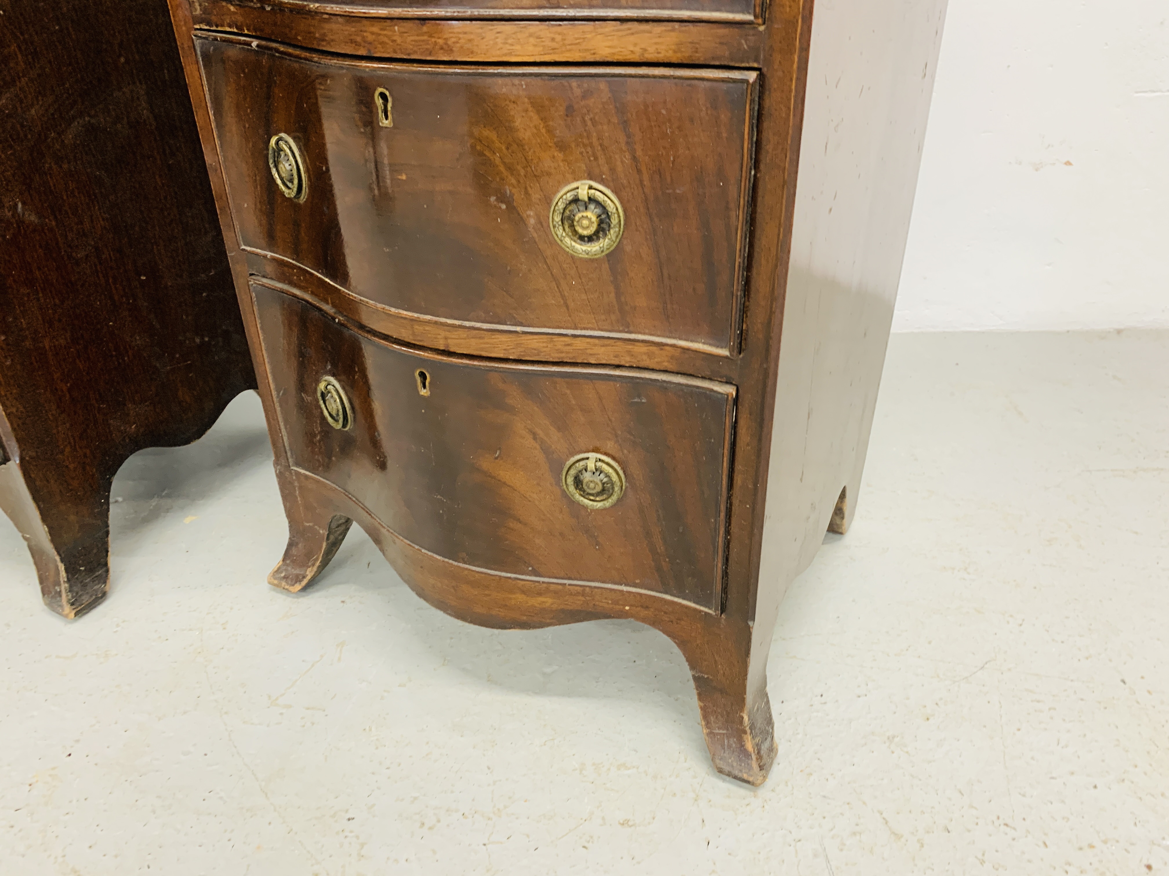 A PAIR OF REPRODUCTION MAHOGANY FINISH SERPENTINE FIVE DRAWER CHESTS - Image 5 of 10