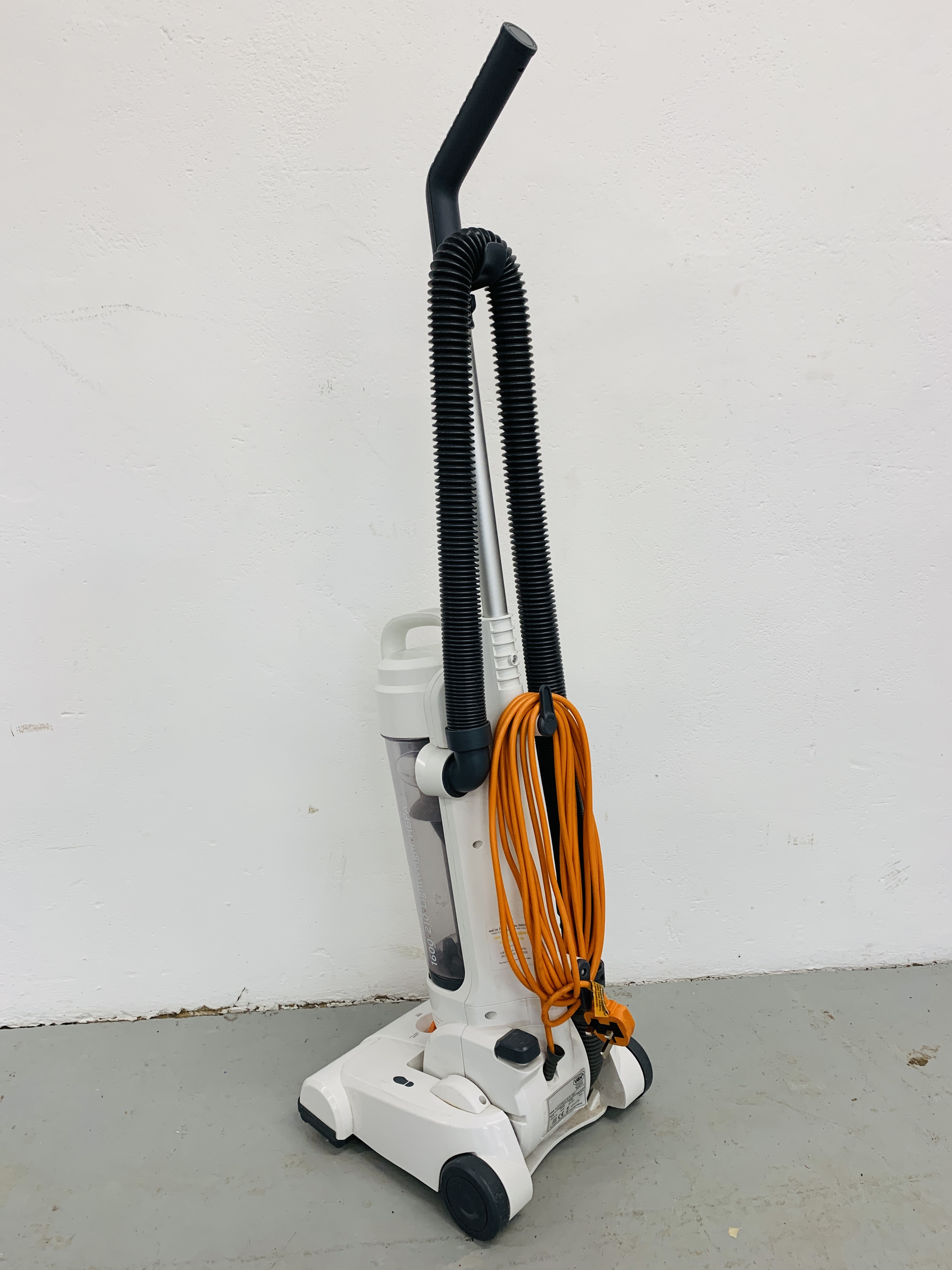 A VAX 1600 W VACUUM CLEANER - SOLD AS SEEN - Image 4 of 4