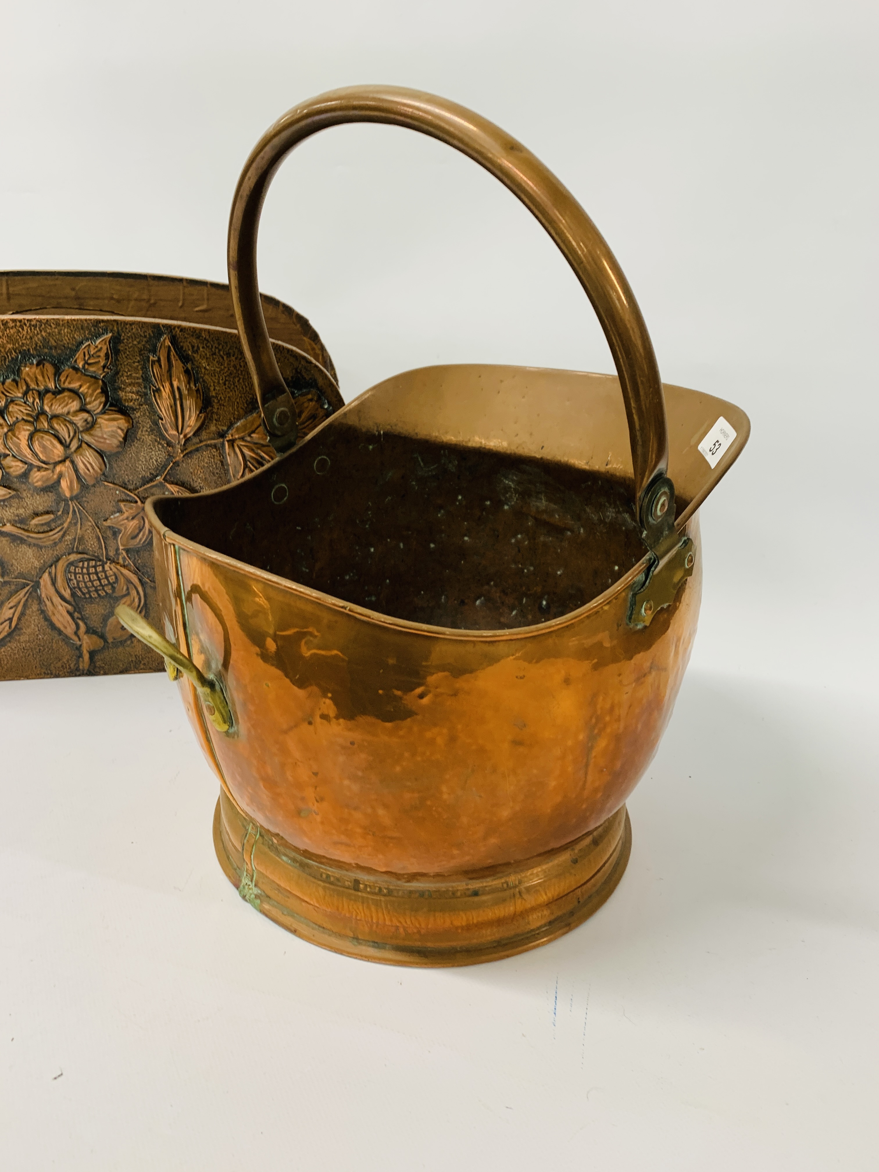 VINTAGE COPPER COAL BUCKET ALONG WITH A VINTAGE MAGAZINE RACK WITH FLORAL COPPER EMBOSSED DETAIL - Image 4 of 5