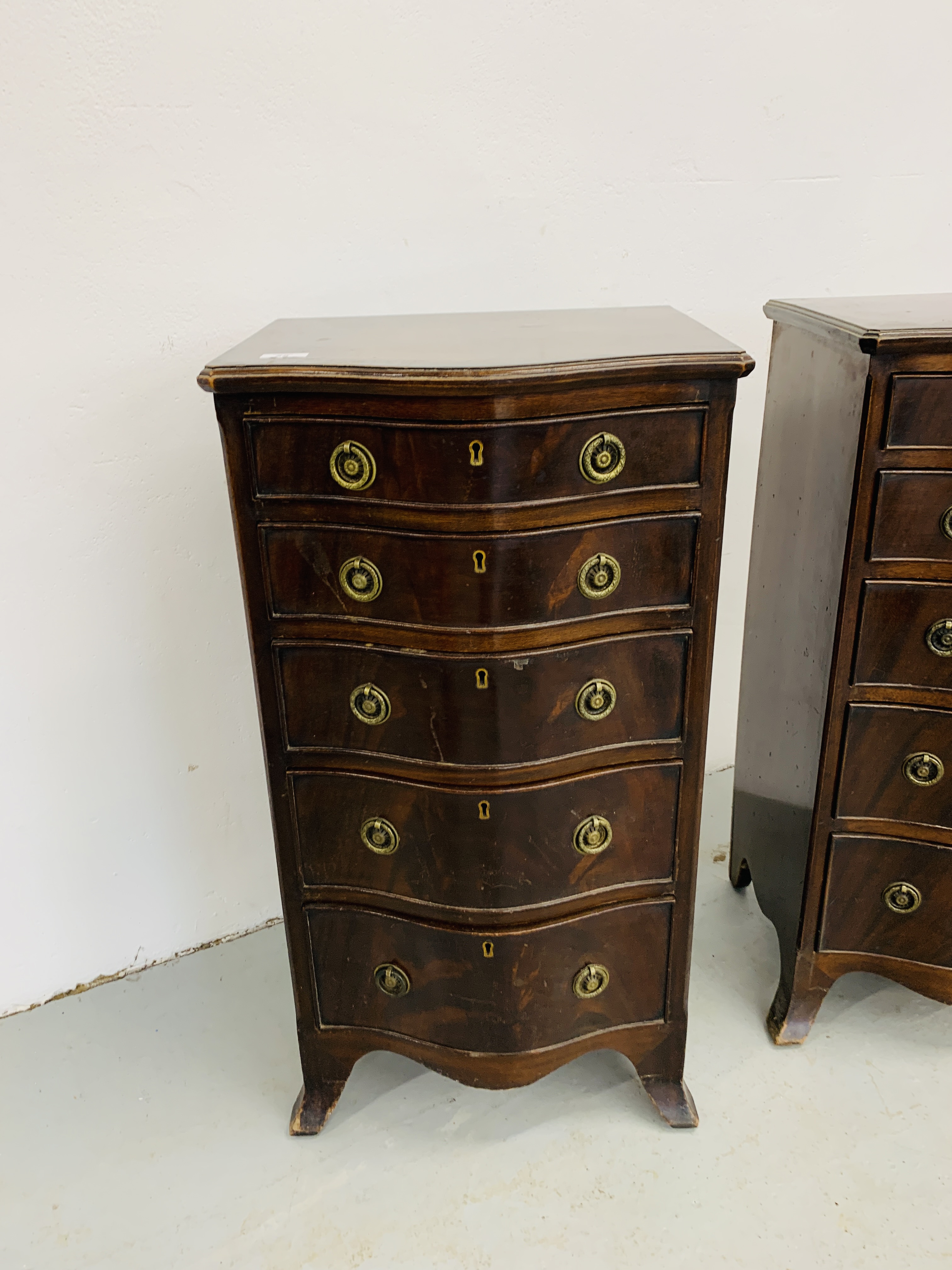 A PAIR OF REPRODUCTION MAHOGANY FINISH SERPENTINE FIVE DRAWER CHESTS - Image 8 of 10