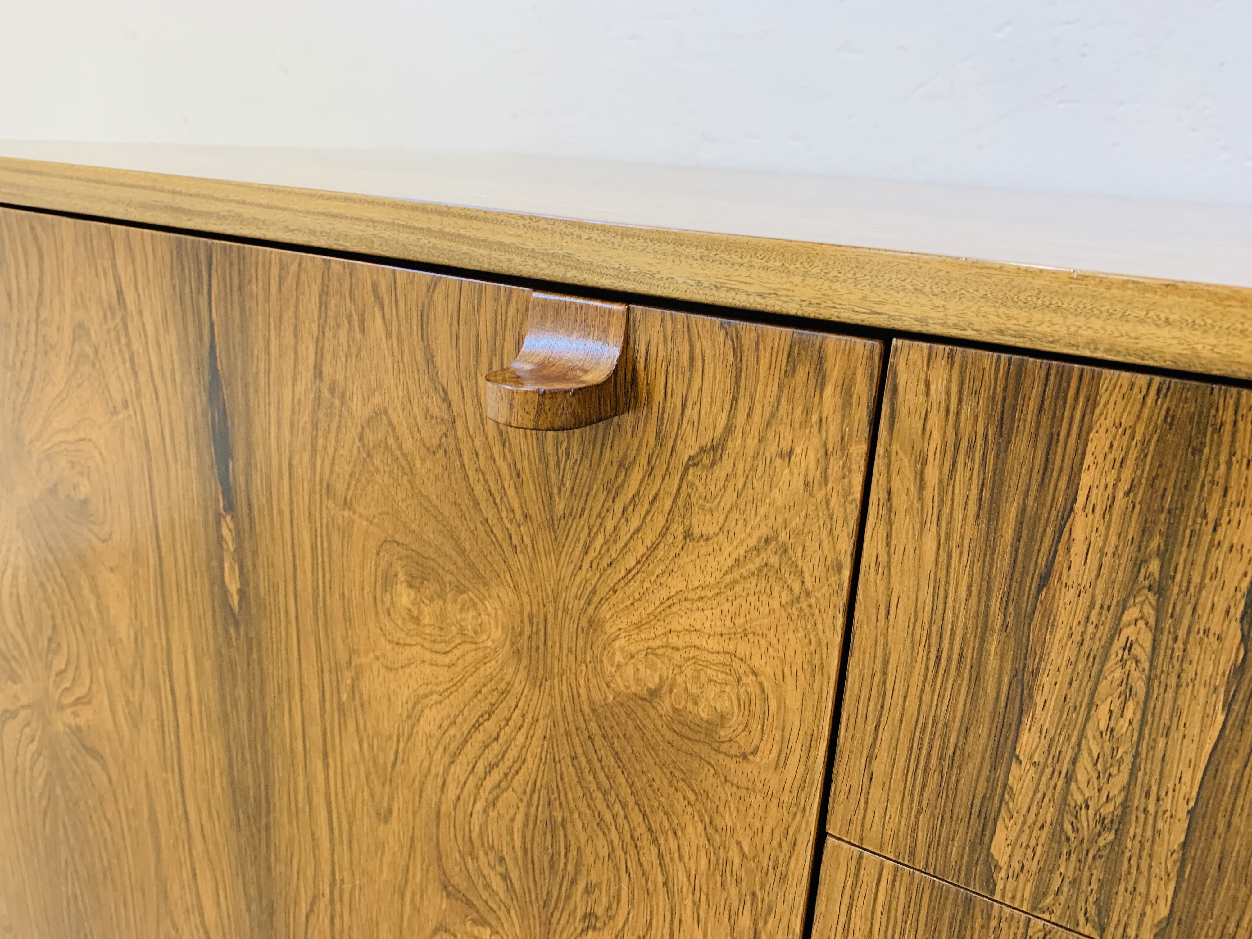 A C20TH BRAZILIAN ROSEWOOD RETRO SIDEBOARD HAVING FOUR CENTRAL DRAWERS FLANKED BY CUPBOARDS TO - Image 13 of 15
