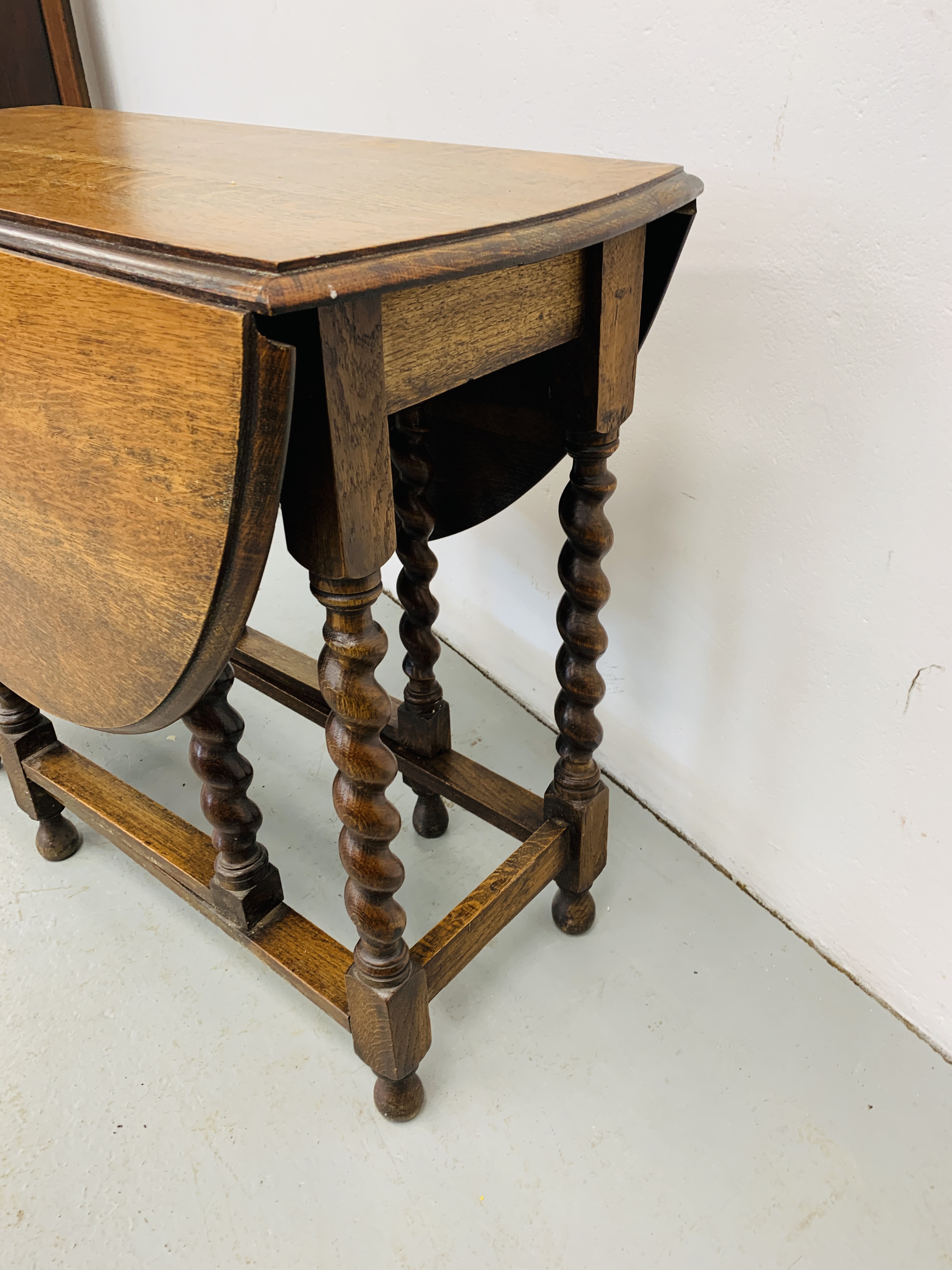 AN OAK BARLEY TWIST TABLE WITH GATELEG ACTION. - Image 5 of 6