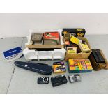 BOX OF VINTAGE / MODERN PHOTOGRAPHIC EQUIPMENT AND ACCESSORIES TO INCLUDE KODAK FILMS,