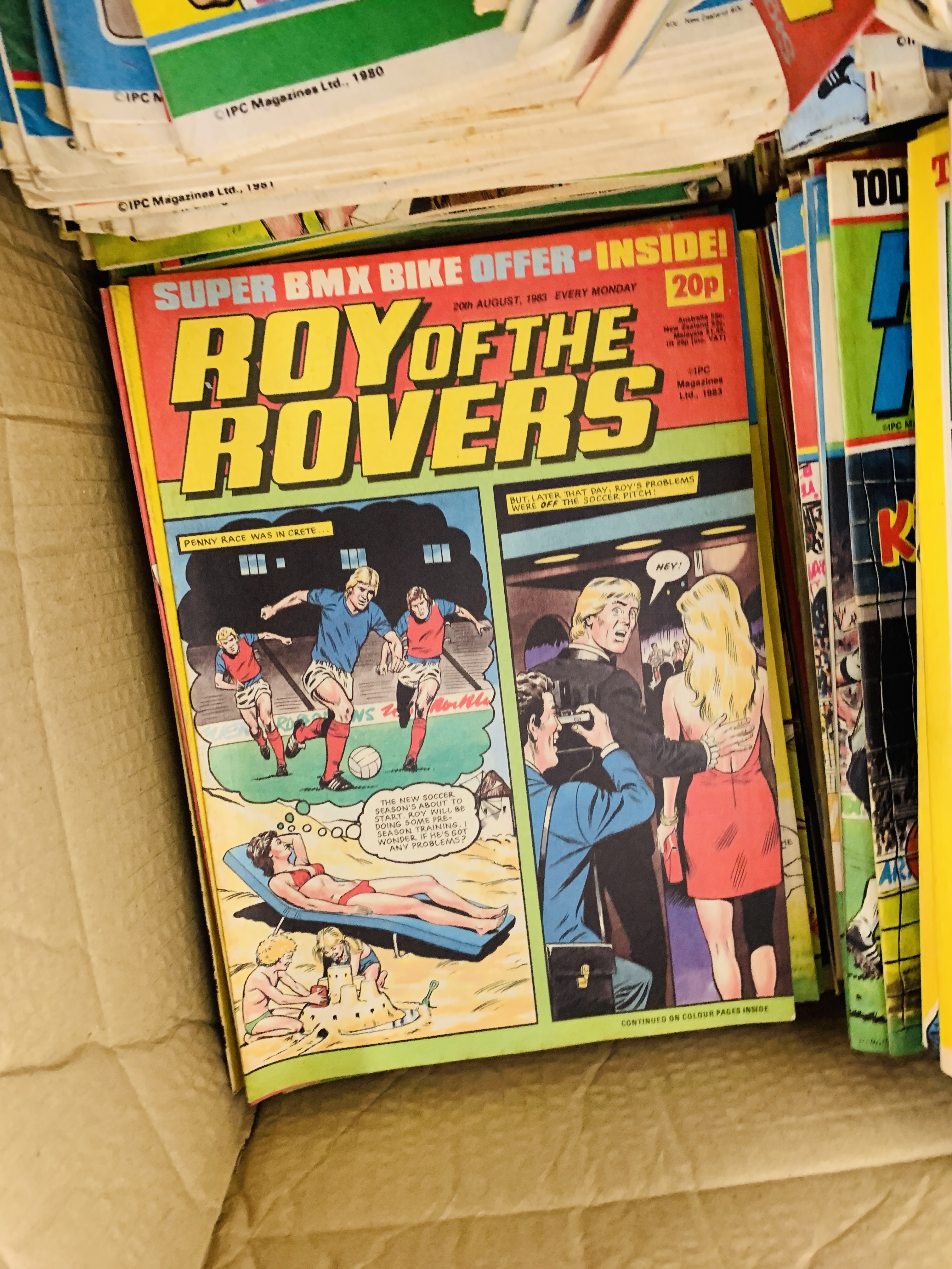 BOX OF VINTAGE "ROY OF THE ROVERS" MAGAZINES AND A POSTER - Image 5 of 5