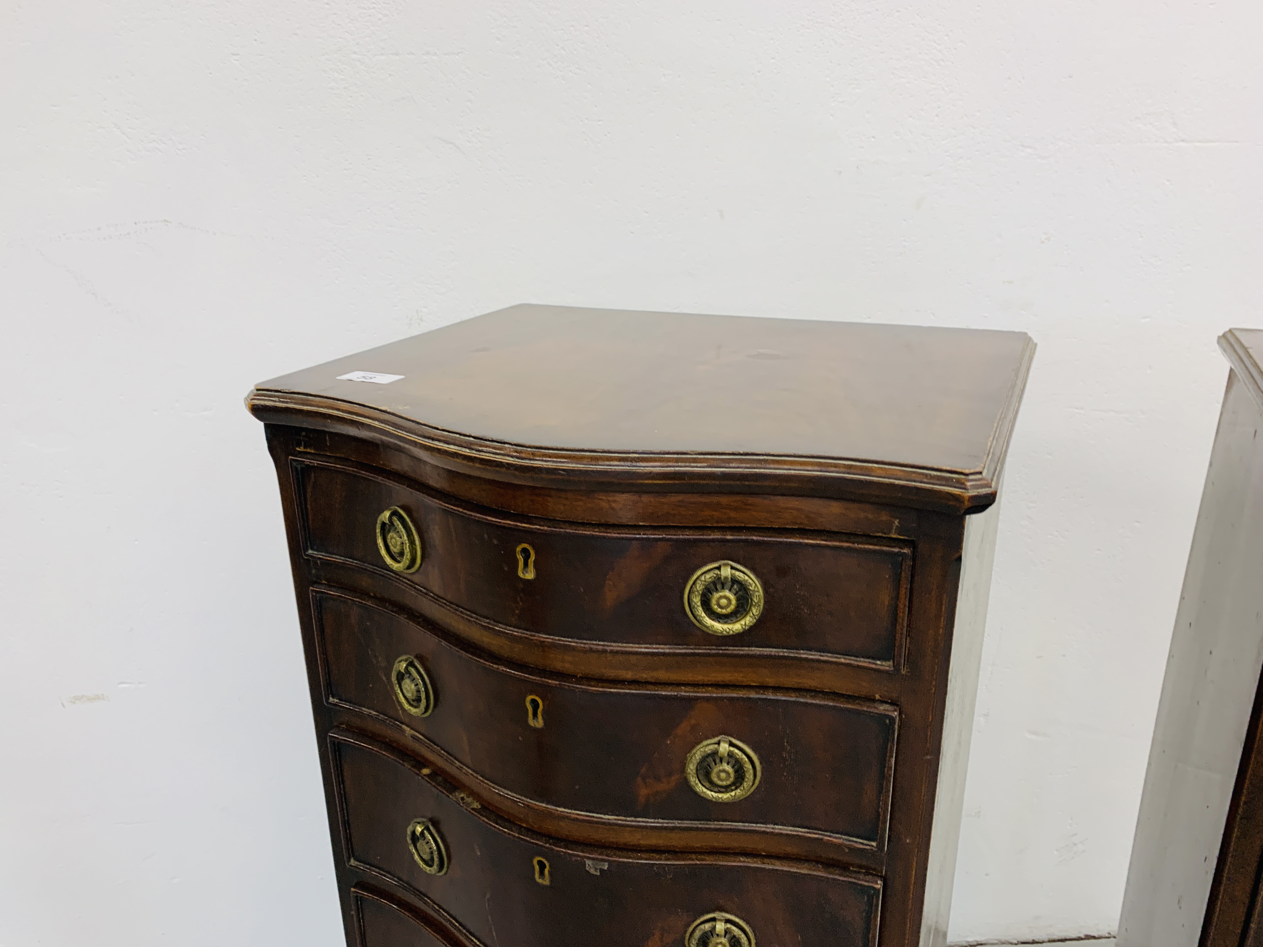 A PAIR OF REPRODUCTION MAHOGANY FINISH SERPENTINE FIVE DRAWER CHESTS - Image 6 of 10