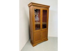 A MODERN QUALITY G PLAN FOUR DOOR CABINET WITH GLAZED TOP AND GLASS SHELVES 96CM X 34CM X 185CM