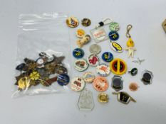 BOX OF VINTAGE BADGES AND BROOCHES - MANY ENAMELED TO INCLUDE GOLLIE BADGES - BP 1857 - 1957 ETC.