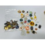 BOX OF VINTAGE BADGES AND BROOCHES - MANY ENAMELED TO INCLUDE GOLLIE BADGES - BP 1857 - 1957 ETC.