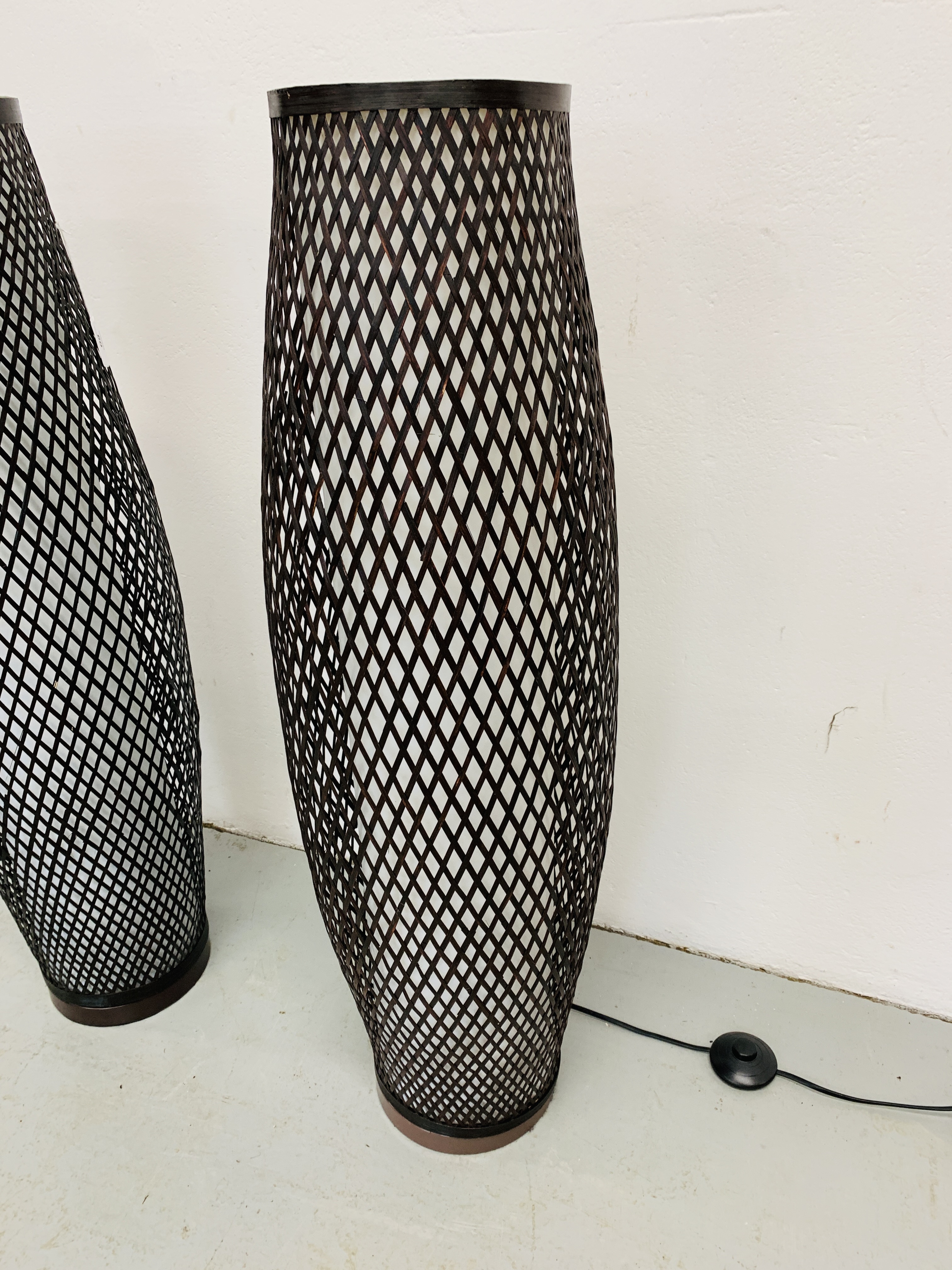 A PAIR OF WOVEN METAL CRAFT FLOOR STANDING LAMPS - HEIGHT 94CM - SOLD AS SEEN - Image 2 of 3