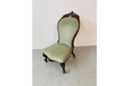 A VICTORIAN MAHOGANY SPOON BACK EASY CHAIR WITH GREEN VELOUR UPHOLSTERY