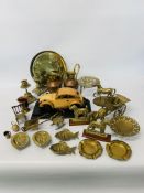 BOX OF ASSORTED METAL WARE TO INCLUDE BRASS HORSE AND CARRIAGE, PAIR OF CANDLE STICKS,