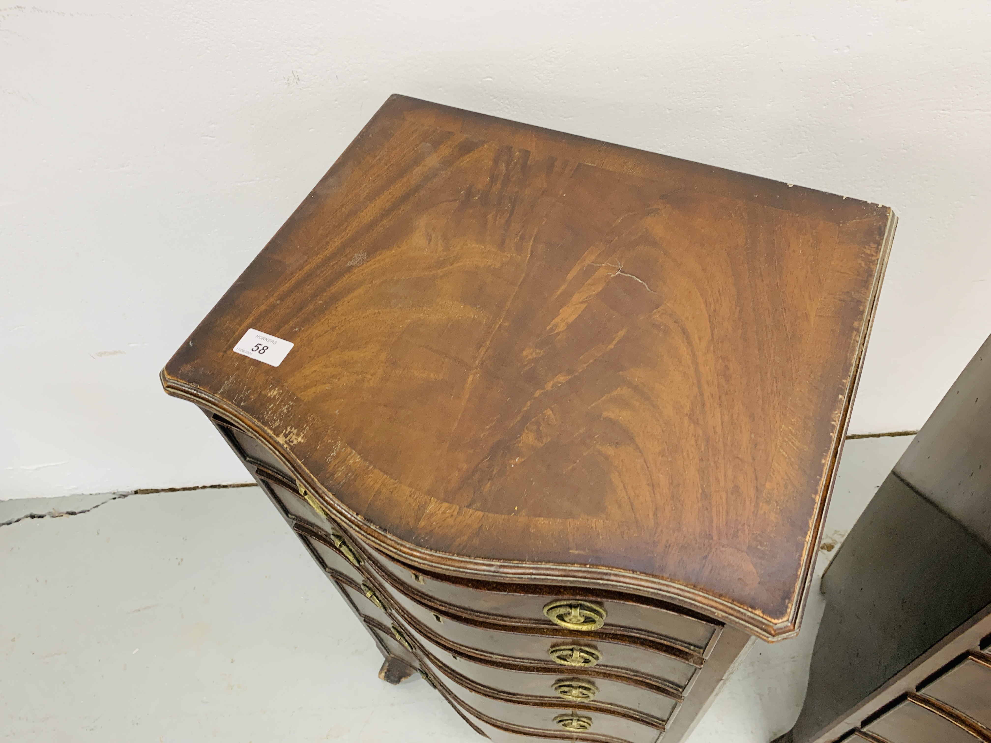 A PAIR OF REPRODUCTION MAHOGANY FINISH SERPENTINE FIVE DRAWER CHESTS - Image 7 of 10