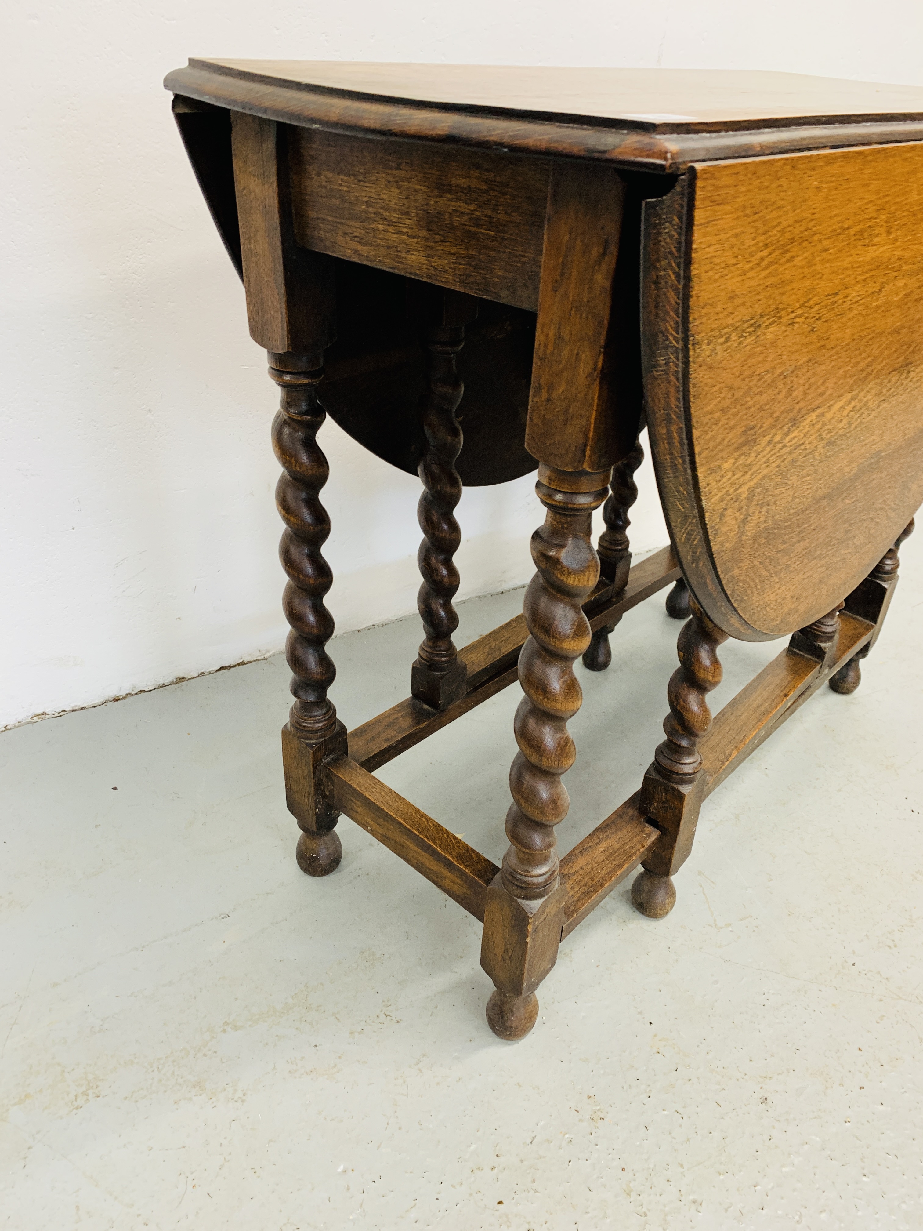AN OAK BARLEY TWIST TABLE WITH GATELEG ACTION. - Image 4 of 6