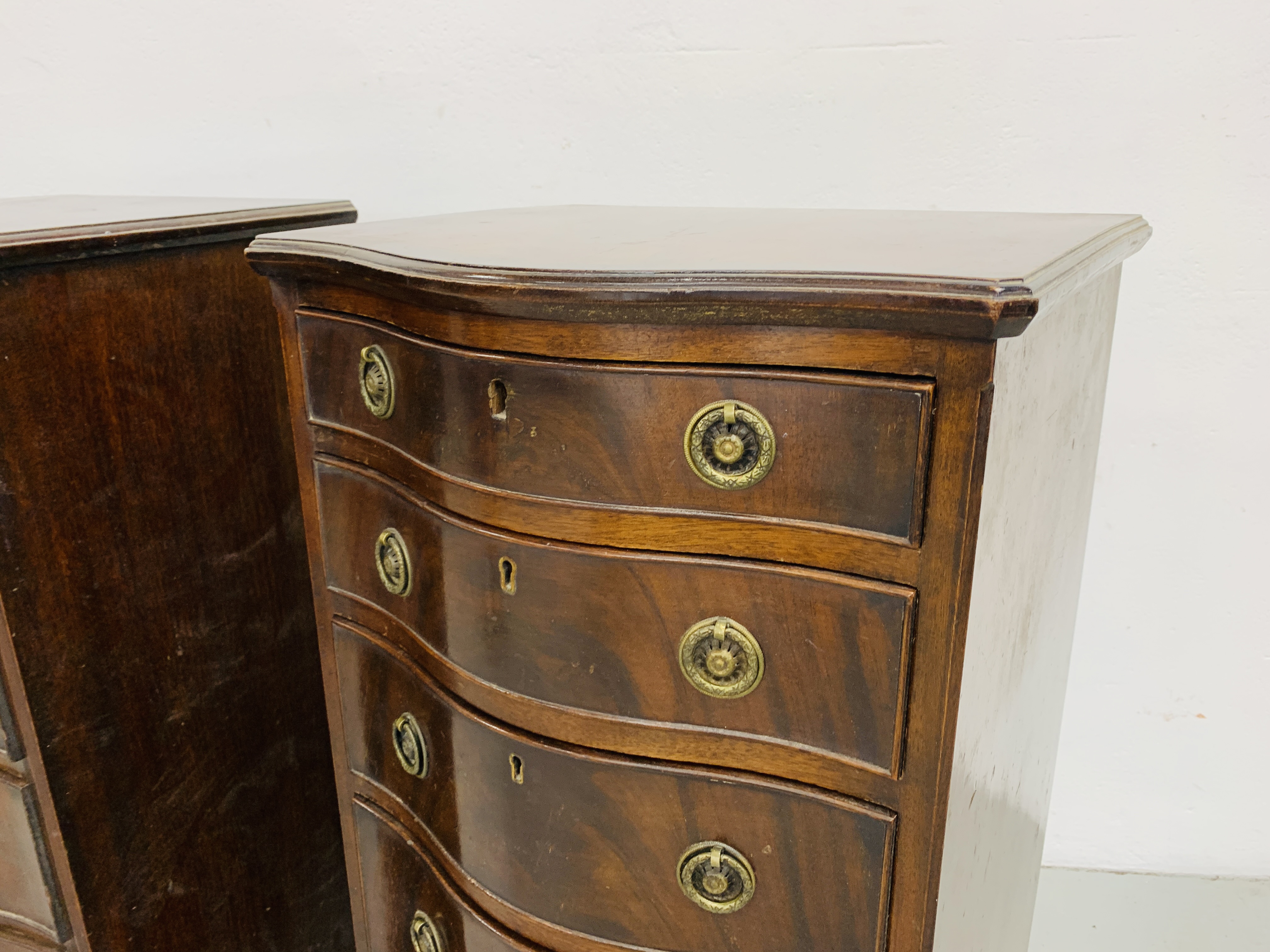 A PAIR OF REPRODUCTION MAHOGANY FINISH SERPENTINE FIVE DRAWER CHESTS - Image 4 of 10