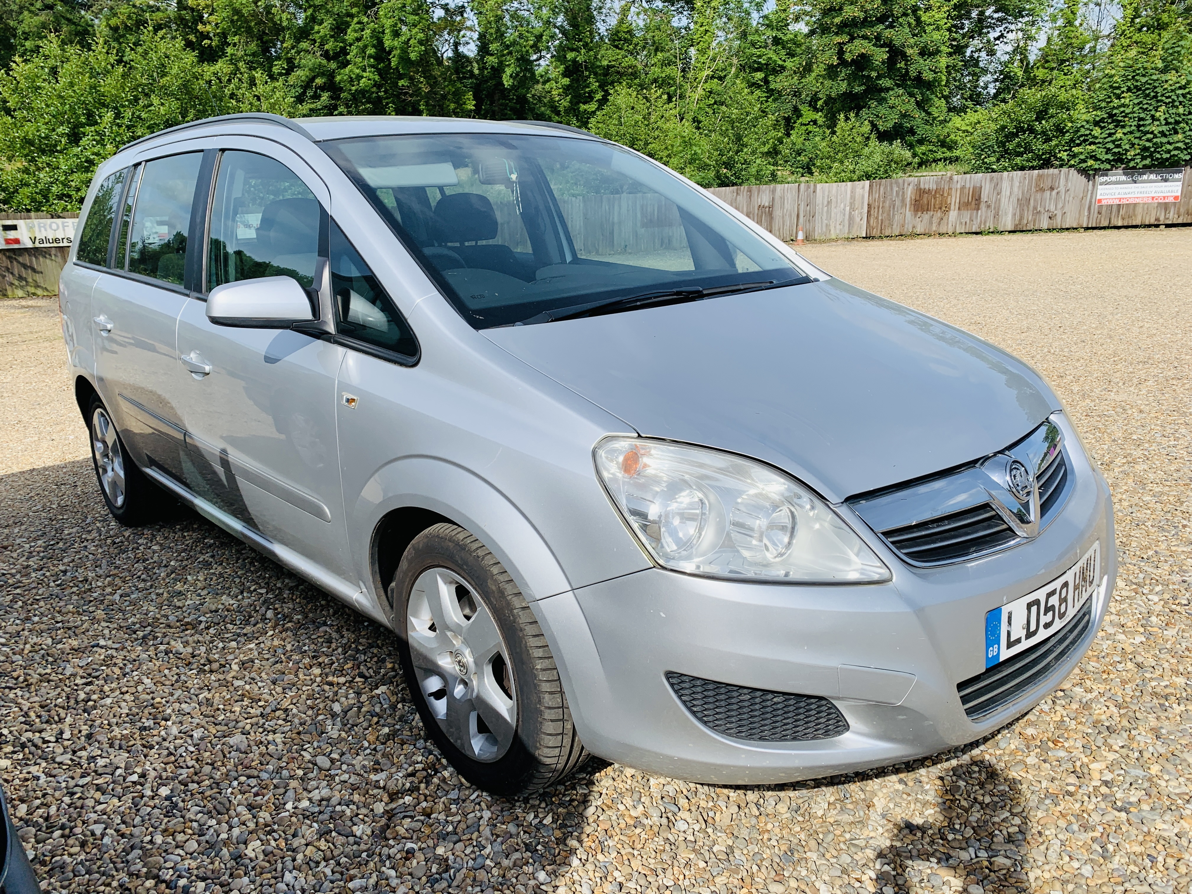 LD58 HMU VAUXALL ZAFIRA EXCLUSIV. 1598CC PETROL. FIRST REGISTERED 25/09/2008. MOT EXPIRY 01/10/2021.