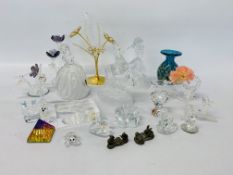MADINA VASE ALONG WITH A COLLECTION OF SWAROVSKI STYLE CABINET ORNAMENTS (SOME A/F)