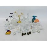 MADINA VASE ALONG WITH A COLLECTION OF SWAROVSKI STYLE CABINET ORNAMENTS (SOME A/F)