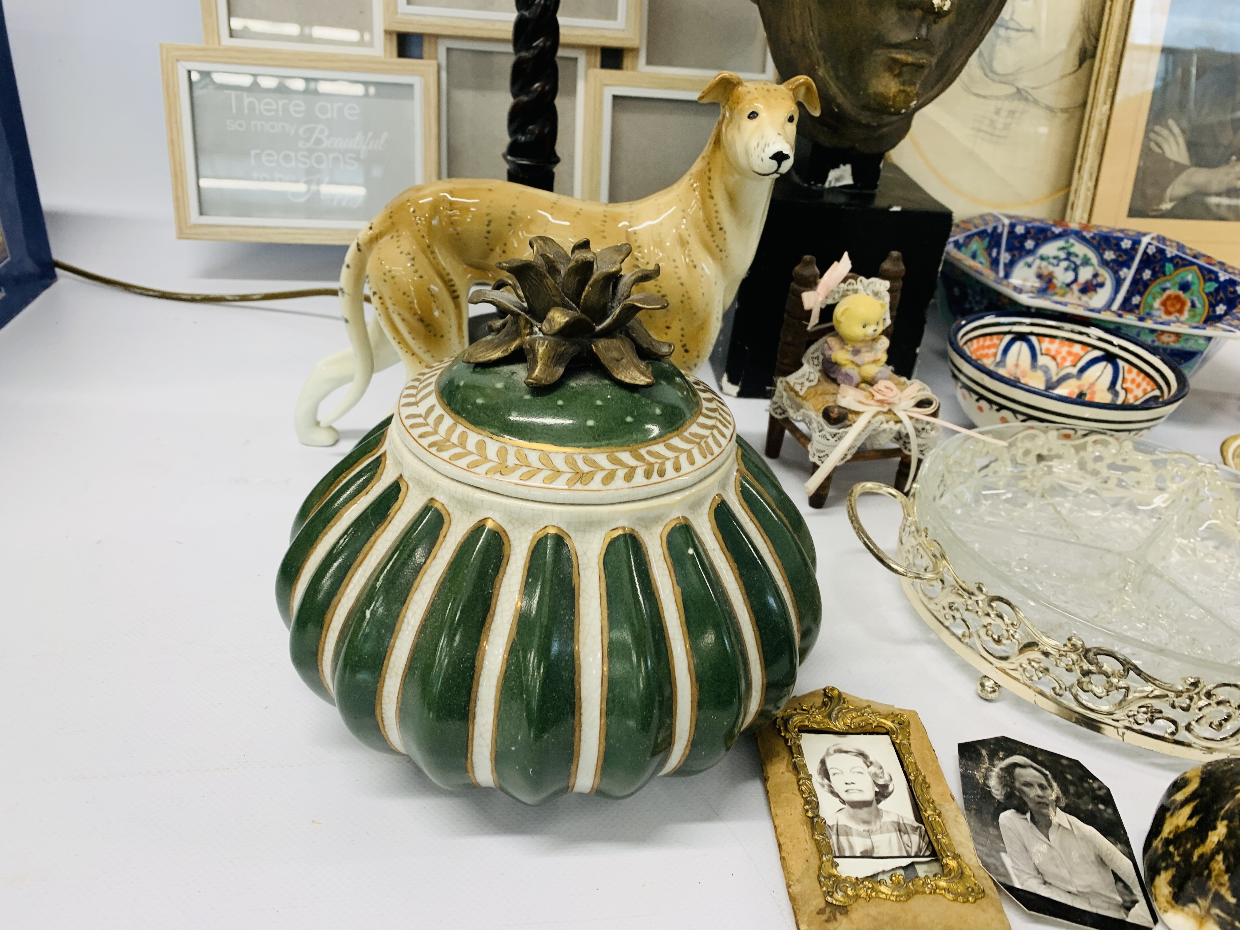 A MODERN TABLE LAMP, A PLASTER BUST, GLASS ENTREE DISH, A BRINDLE GREYHOUND ORNAMENT, - Image 8 of 10