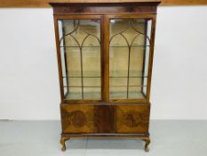 A PERIOD MAHOGANY DISPLAY CABINET STANDING ON QUEEN ANNE LEG THE TWO UPPER DECORATIVELY GLAZED