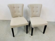 A PAIR OF MODERN SIDE CHAIRS UPHOLSTERED IN BEIGE HERRINGBONE MATERIAL