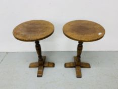 A PAIR OF GOOD QUALITY REPRODUCTION SOLID OAK PEDESTAL OCCASIONAL TABLES TOP DIAMETER 45CM,