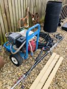 AN IH RS500 PETROL PRESSURE WASHER FITTED WITH HONDA GX 390 ENGINE