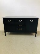 A MODERN BLACK MAHOGANY FINISH SIDEBOARD WITH THREE CENTRAL DRAWERS - W 135CM. D 45CM. H 79CM.