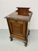 AN EDWARDIAN MAHOGANY COAL COMPACTUM COMPLETE WITH METAL LINER STANDING ON BALL AND CLAW FOOT W