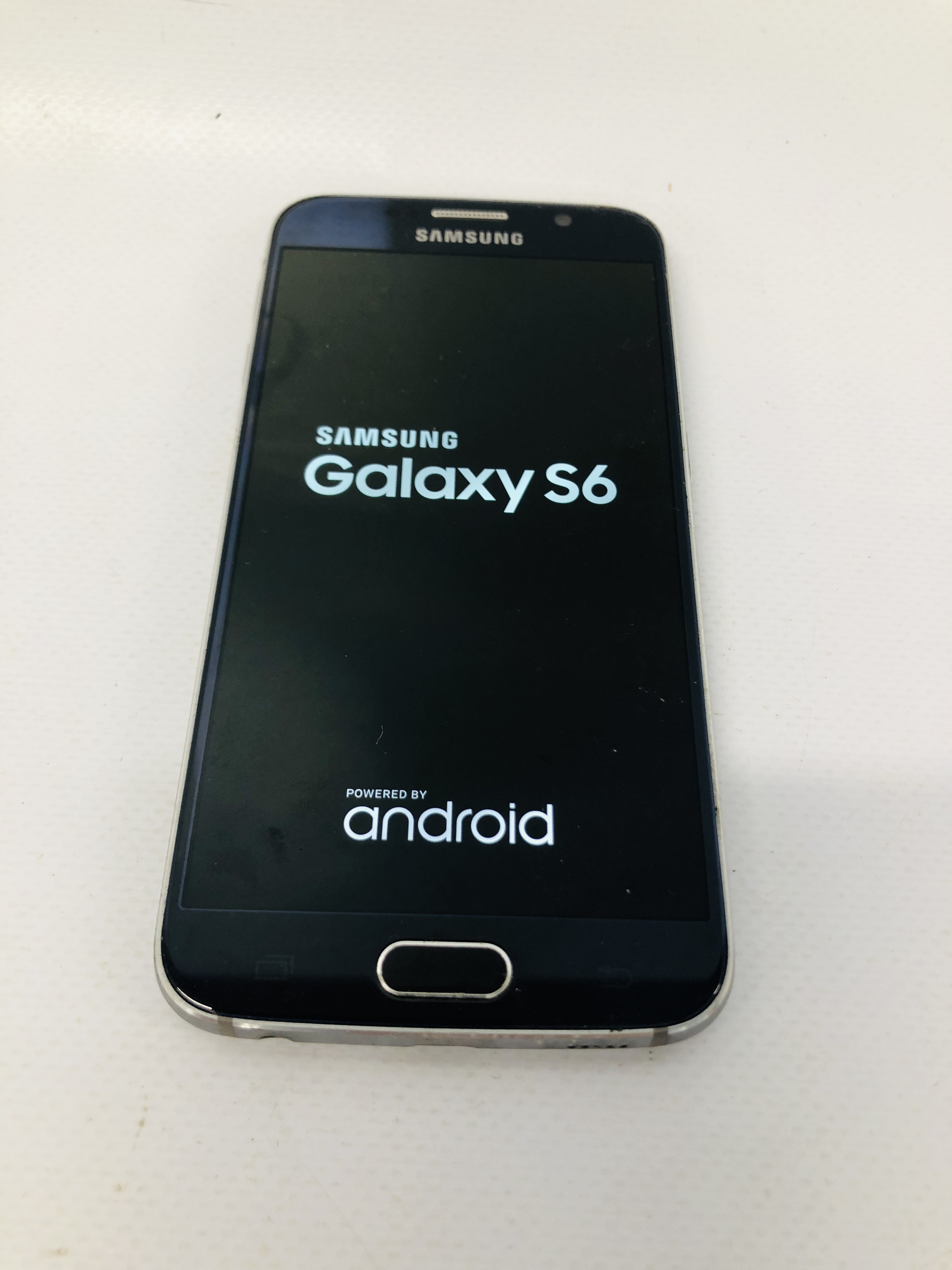 A SAMSUNG GALAXY S6 SMARTPHONE - SOLD AS SEEN - NO GUARANTEE OF CONNECTIVITY