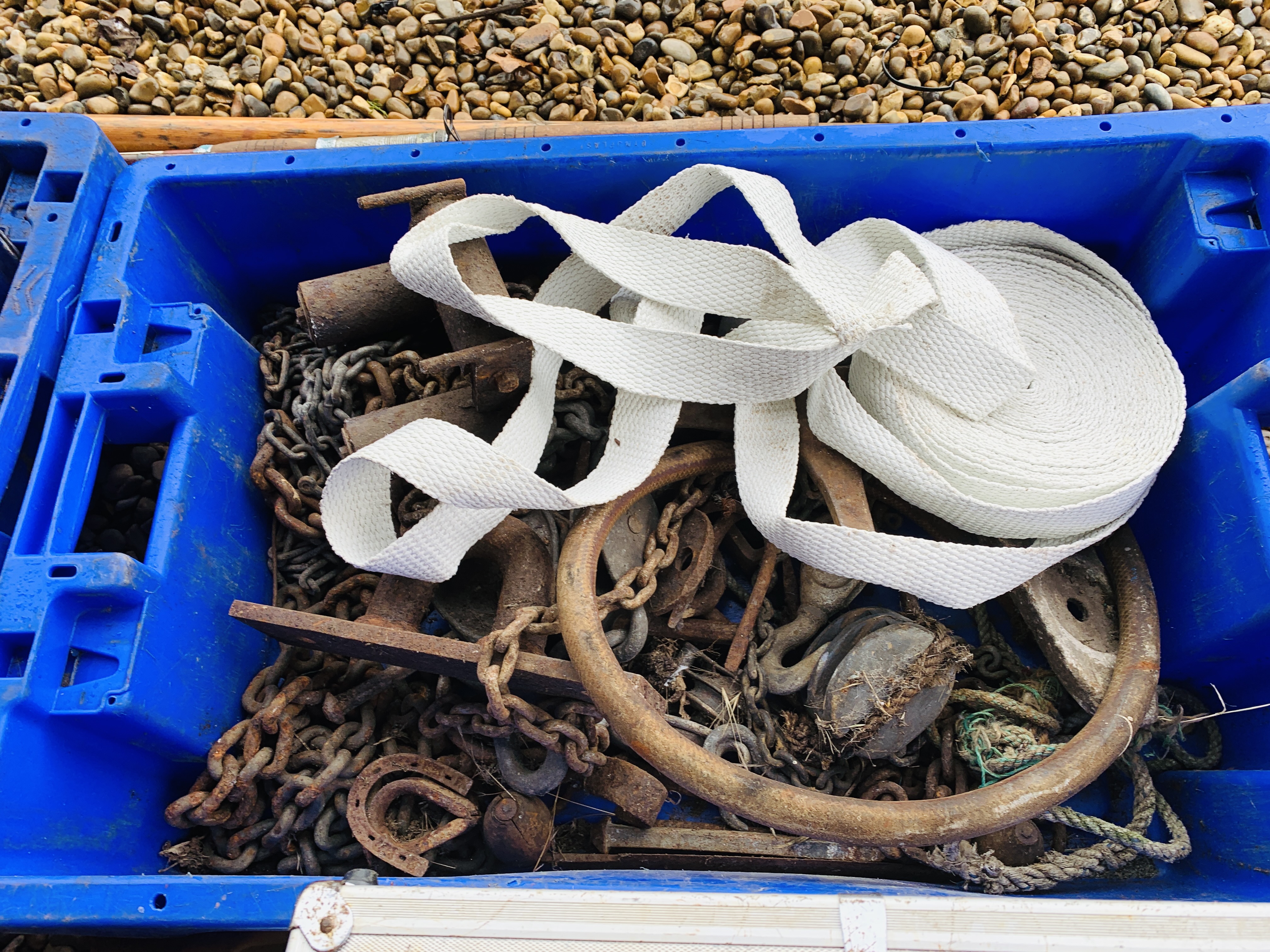 5 X PLASTIC CRATES CONTAINING ASSORTED CHAINS, ANCHORS, ROLLOCKS, - Image 8 of 9