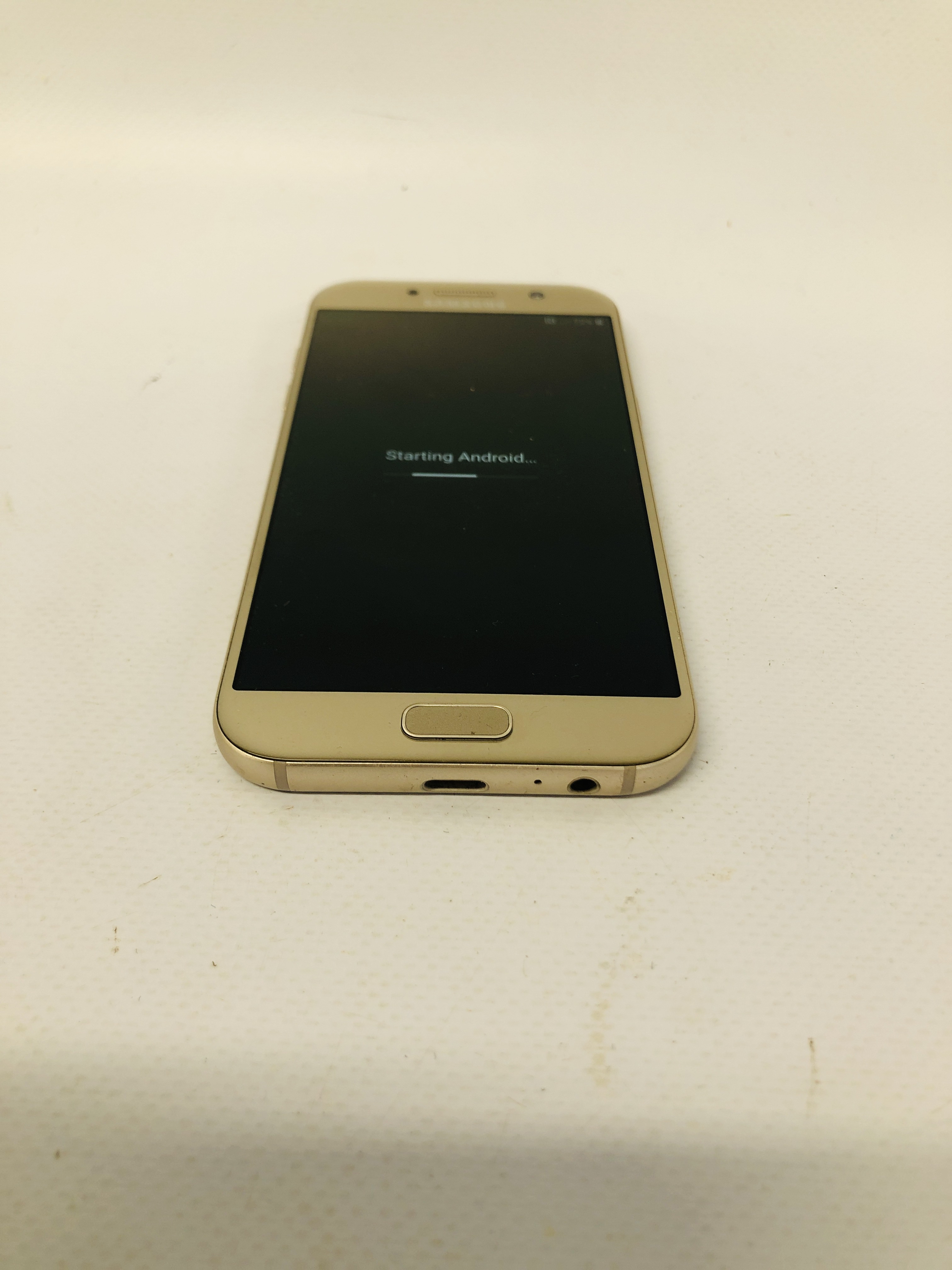 A SAMSUNG GALAXY A5 SMARTPHONE - SOLD AS SEEN - NO GUARANTEE OF CONNECTIVITY - Image 3 of 4