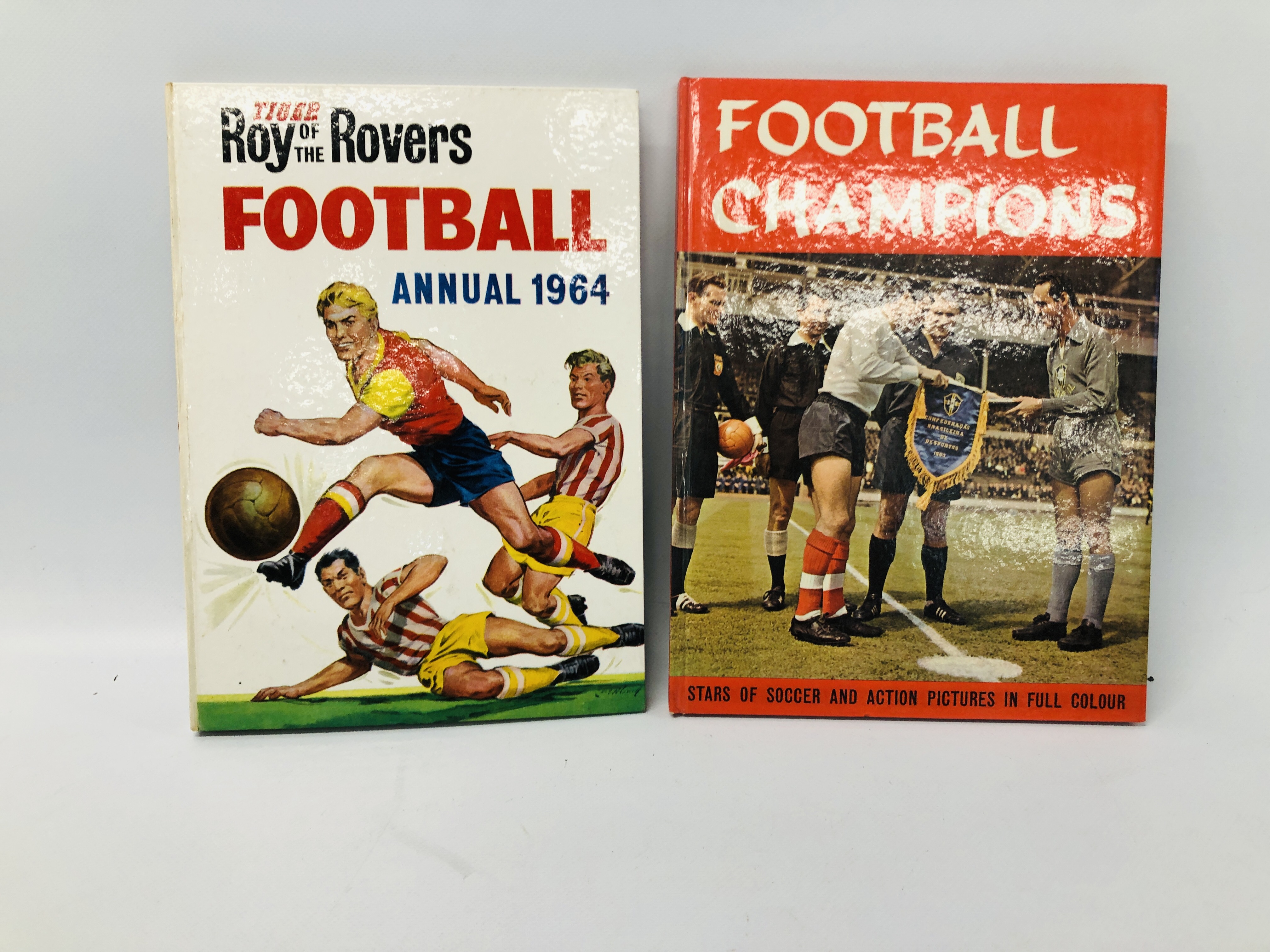 BOX OF VARIOUS FOOTBALL RELATED ANNUALS - Image 5 of 5