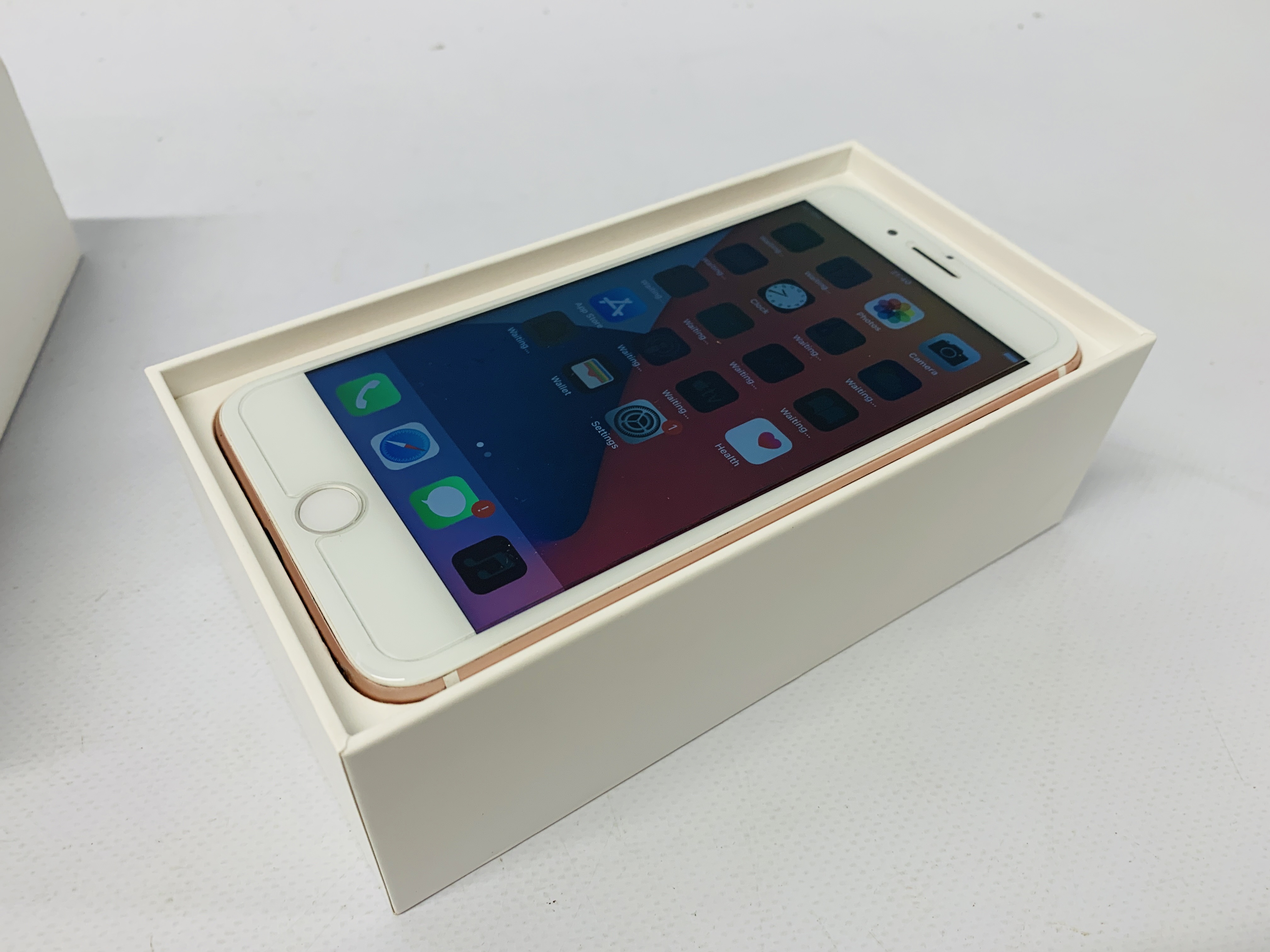 A APPLE IPHONE 7 PLUS 29626 32GB IN ORIGINAL BOX WITH ACCESSORIES - SOLD AS SEEN - Image 2 of 8