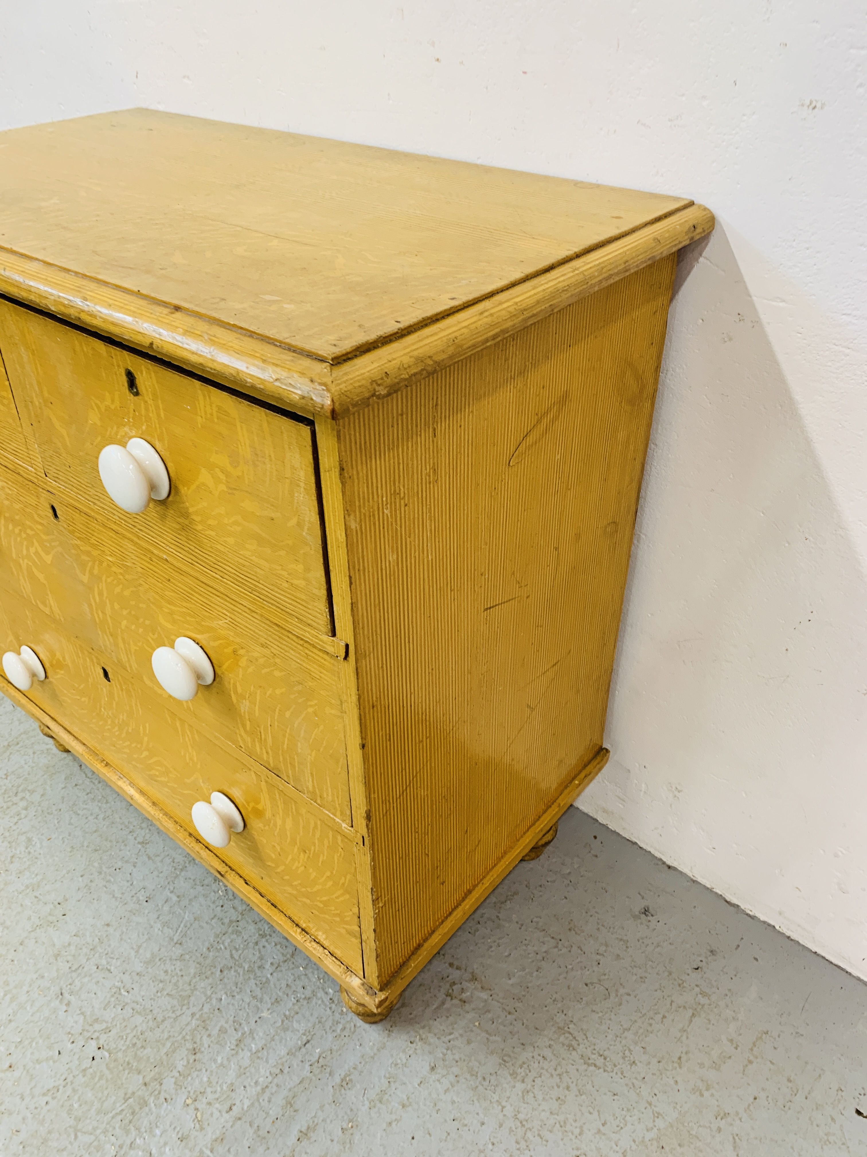 A VINTAGE PINE TWO OVER TWO CHEST OF DRAWERS ON TURNED FEET WITH WHITE CERAMIC KNOBS W 82CM, D 46CM, - Image 5 of 7