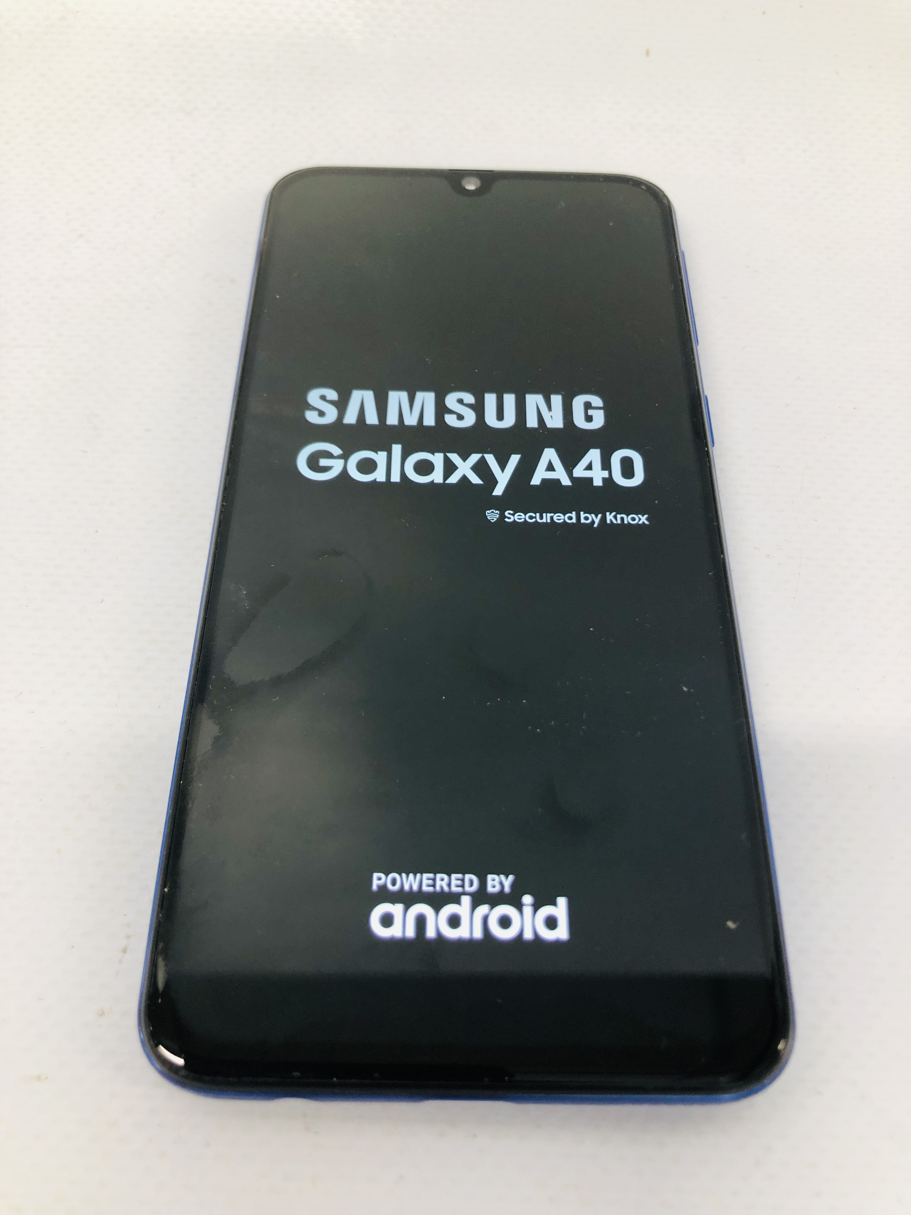 A SAMSUNG GALAXY A40 SMARTPHONE - SOLD AS SEEN - NO GUARANTEE OF CONNECTIVITY