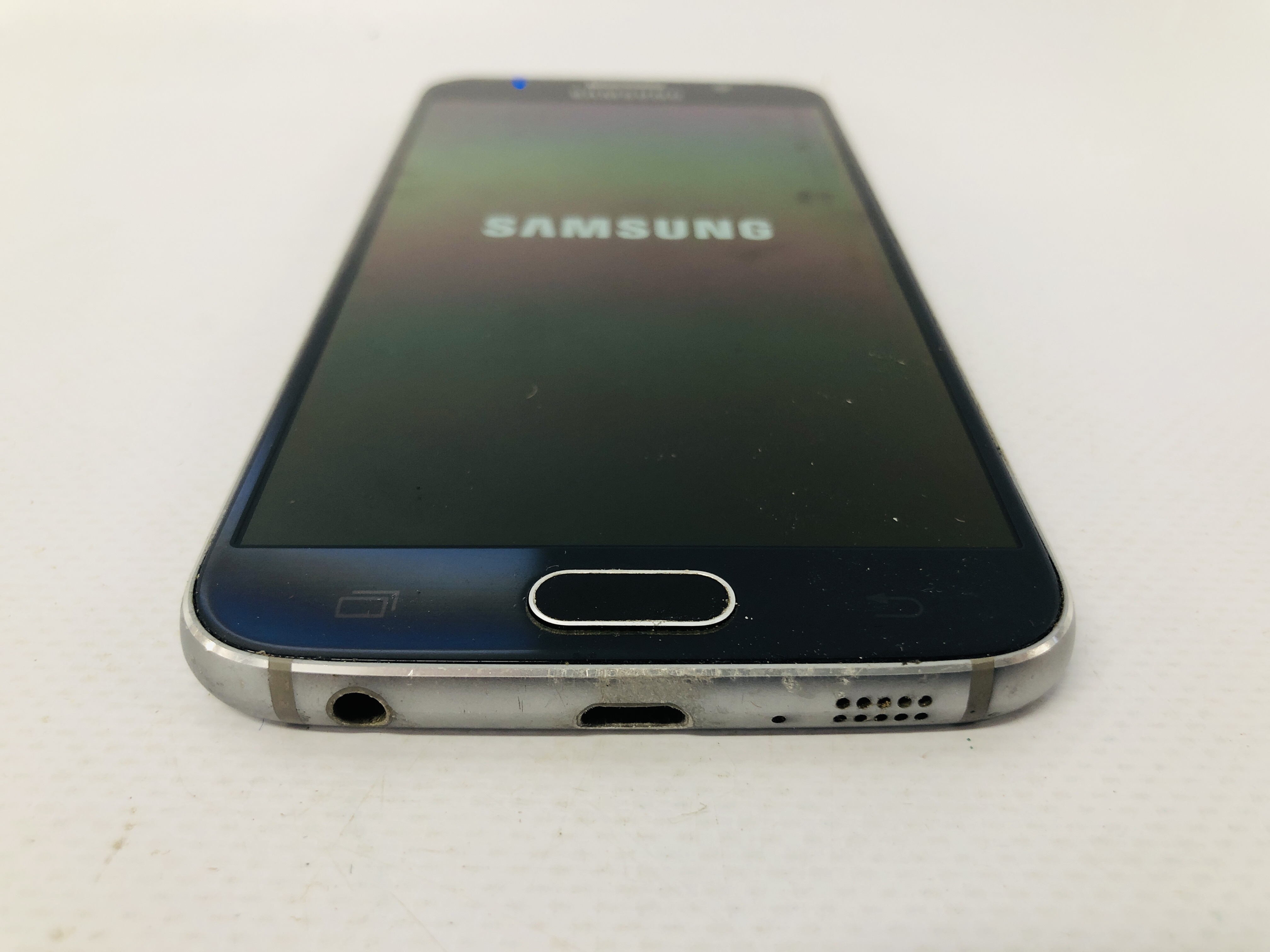 A SAMSUNG GALAXY S6 SMARTPHONE - SOLD AS SEEN - NO GUARANTEE OF CONNECTIVITY - Image 4 of 5